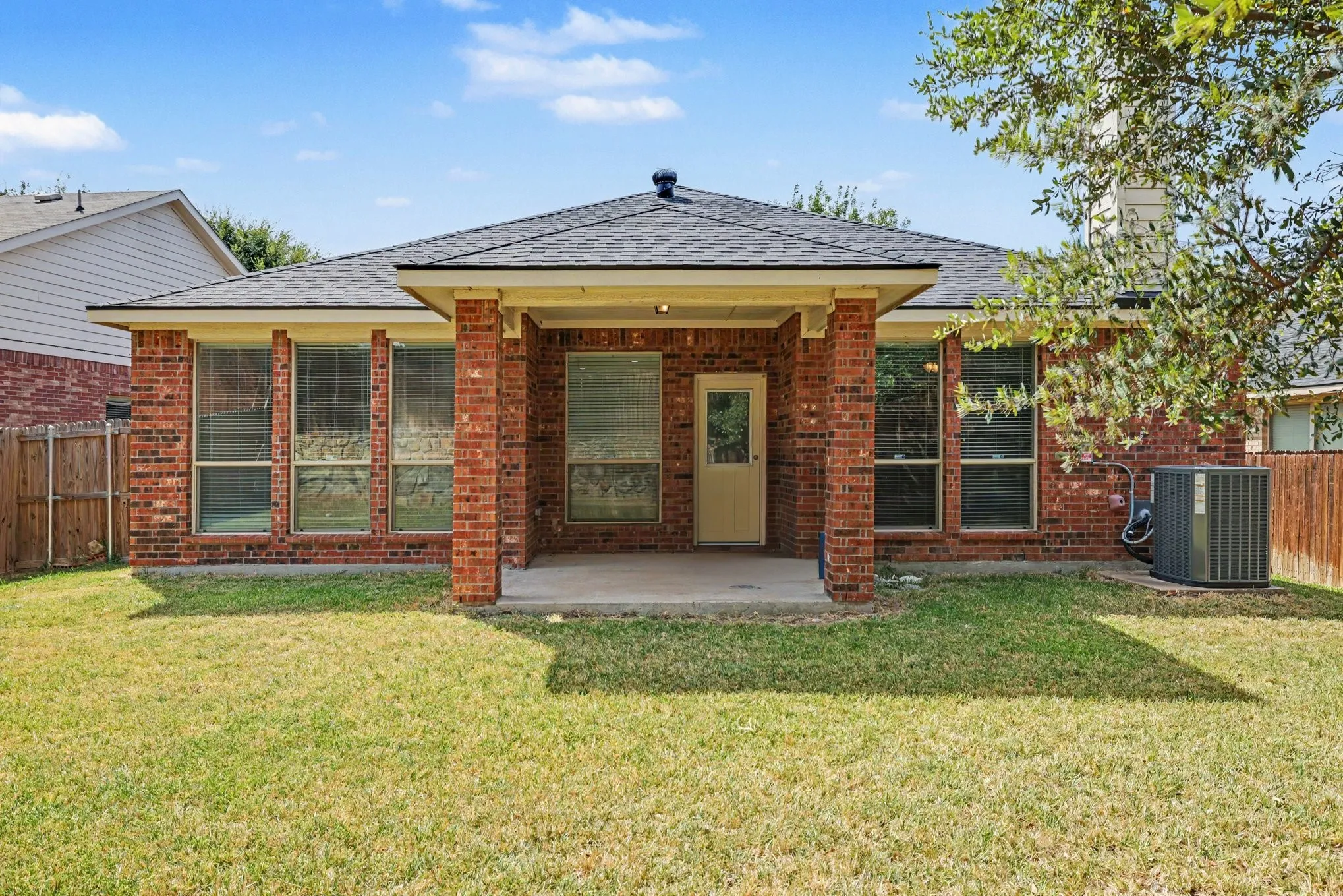 Single Family Residence For Sale in Dallas County , 8738 Misty Bluff Court, Dallas, Texas 75249, 3 Bedroom, 2 Bathroom, 2 Garage spaces, 1,878 Sqft, built in 2010, mls#21402215, Real Estate Agent in Dallas, Homes For Sale in Dallas county, Homes For Sale in Dallas, Realtor in Dallas Texas, Real Estate Brokerage Independent Realty Texas, Luminita Cordes Realtor