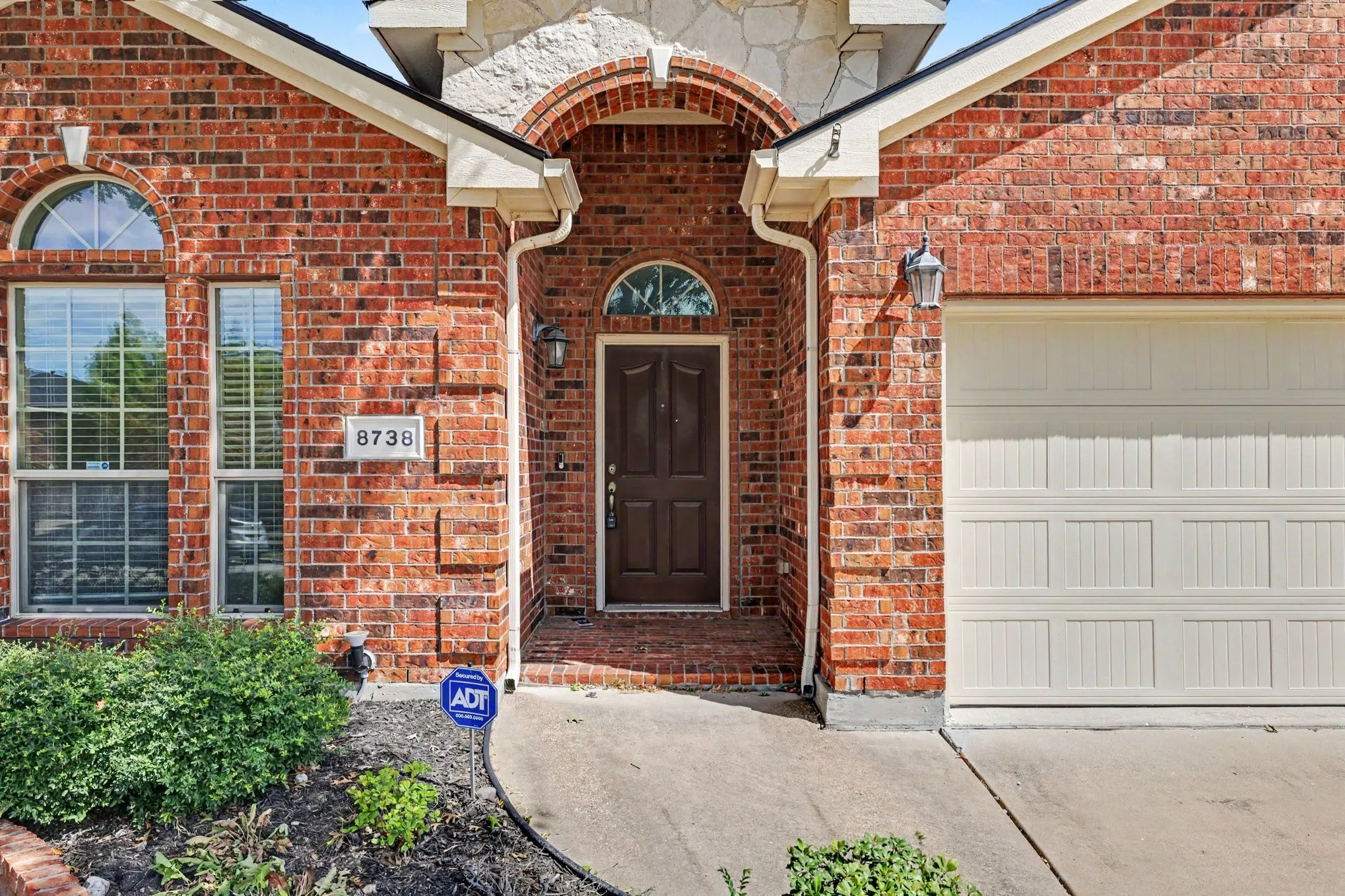 Single Family Residence For Sale in Dallas County , 8738 Misty Bluff Court, Dallas, Texas 75249, 3 Bedroom, 2 Bathroom, 2 Garage spaces, 1,878 Sqft, built in 2010, mls#21402215, Real Estate Agent in Dallas, Homes For Sale in Dallas county, Homes For Sale in Dallas, Realtor in Dallas Texas, Real Estate Brokerage Independent Realty Texas, Luminita Cordes Realtor