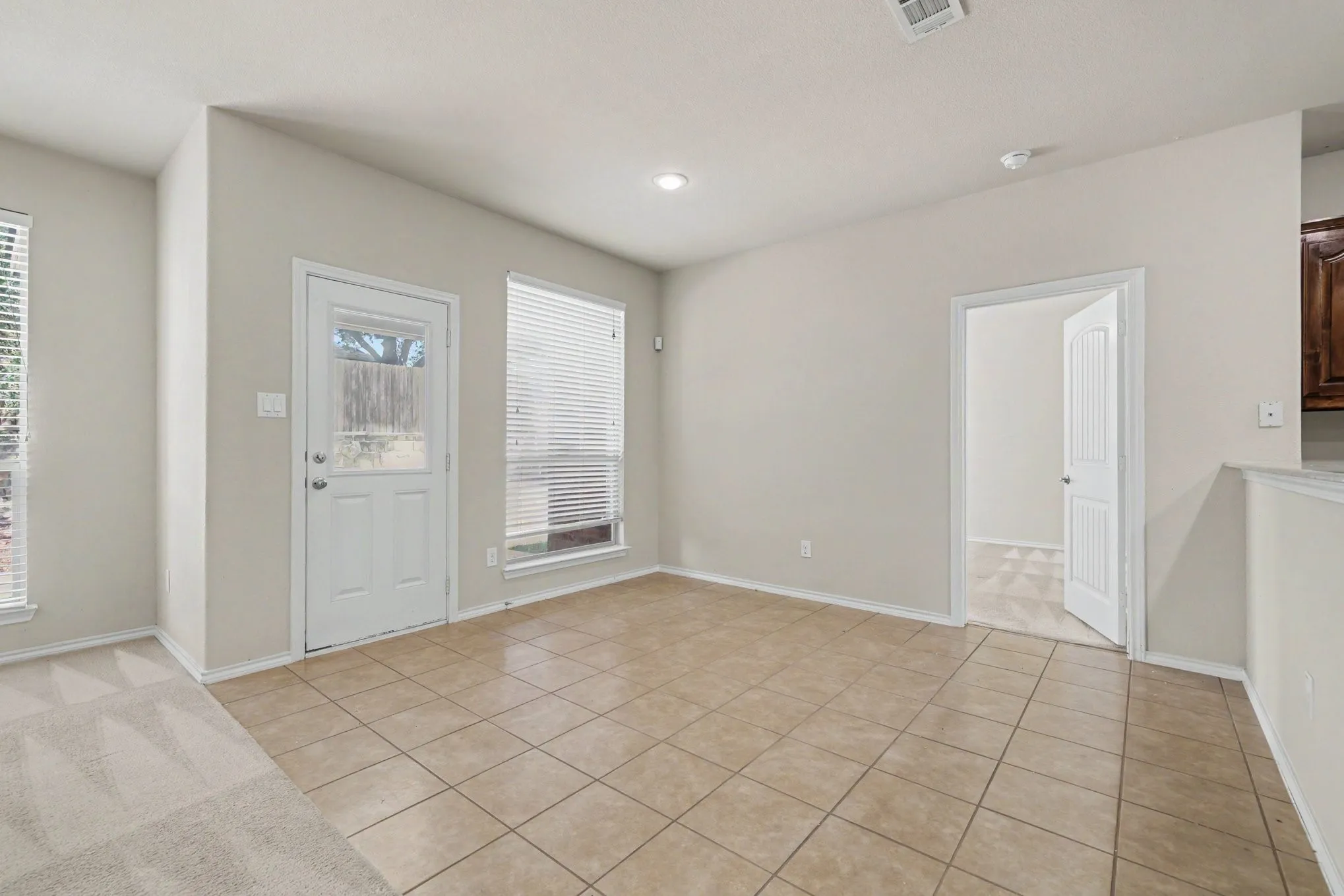 Single Family Residence For Sale in Dallas County , 8738 Misty Bluff Court, Dallas, Texas 75249, 3 Bedroom, 2 Bathroom, 2 Garage spaces, 1,878 Sqft, built in 2010, mls#21402215, Real Estate Agent in Dallas, Homes For Sale in Dallas county, Homes For Sale in Dallas, Realtor in Dallas Texas, Real Estate Brokerage Independent Realty Texas, Luminita Cordes Realtor