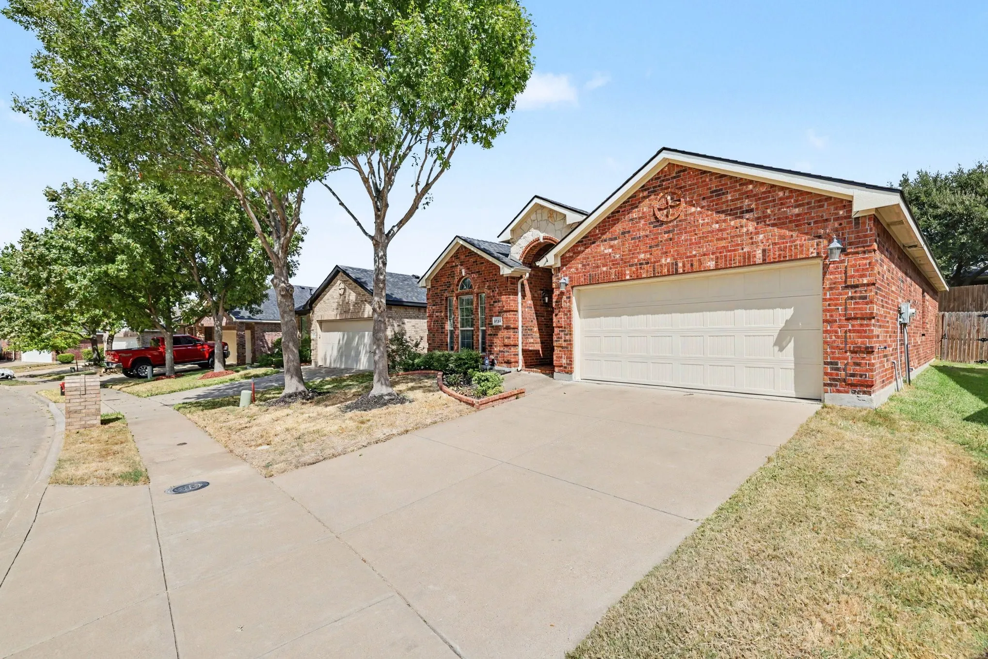 Single Family Residence For Sale in Dallas County , 8738 Misty Bluff Court, Dallas, Texas 75249, 3 Bedroom, 2 Bathroom, 2 Garage spaces, 1,878 Sqft, built in 2010, mls#21402215, Real Estate Agent in Dallas, Homes For Sale in Dallas county, Homes For Sale in Dallas, Realtor in Dallas Texas, Real Estate Brokerage Independent Realty Texas, Luminita Cordes Realtor