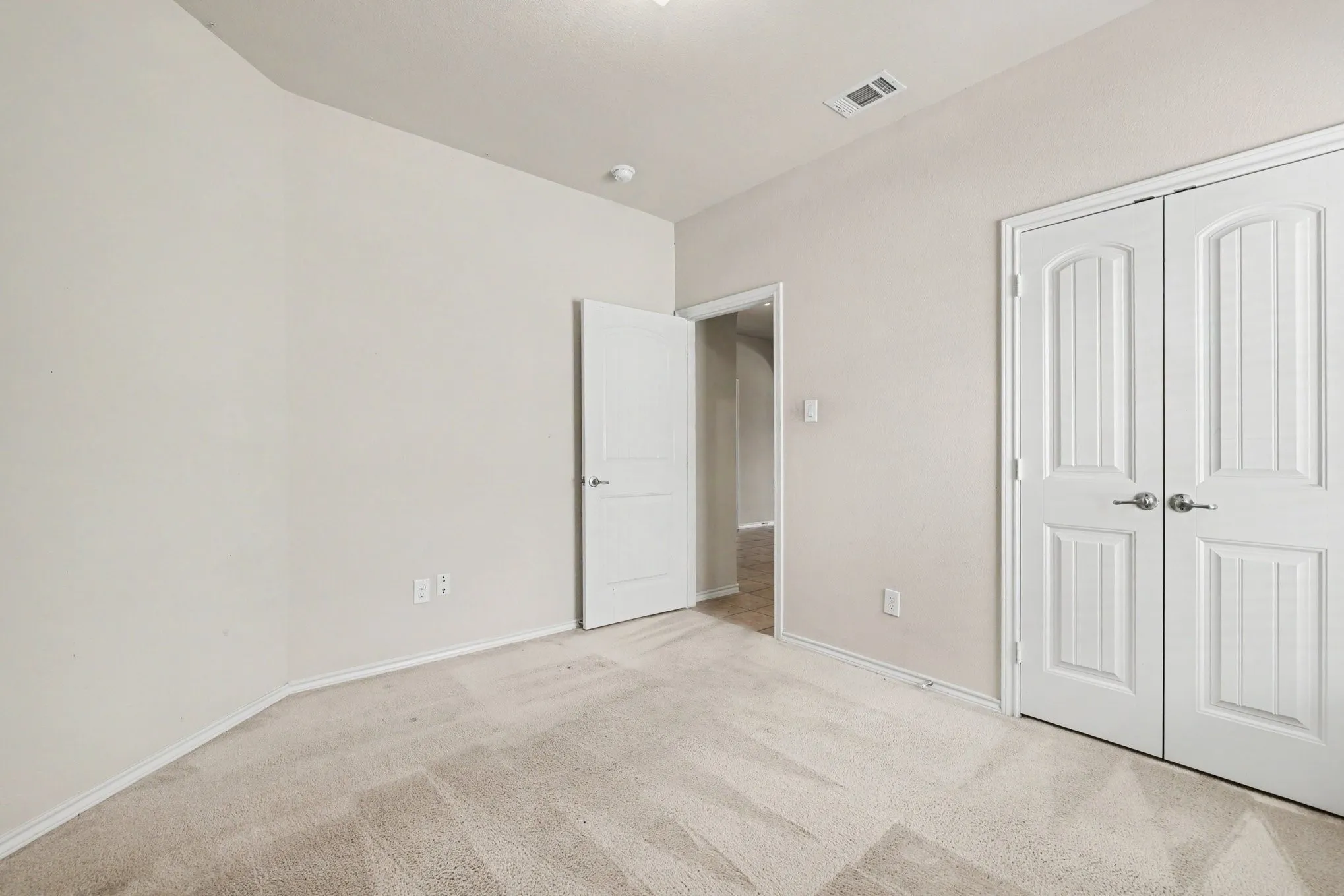Single Family Residence For Sale in Dallas County , 8738 Misty Bluff Court, Dallas, Texas 75249, 3 Bedroom, 2 Bathroom, 2 Garage spaces, 1,878 Sqft, built in 2010, mls#21402215, Real Estate Agent in Dallas, Homes For Sale in Dallas county, Homes For Sale in Dallas, Realtor in Dallas Texas, Real Estate Brokerage Independent Realty Texas, Luminita Cordes Realtor