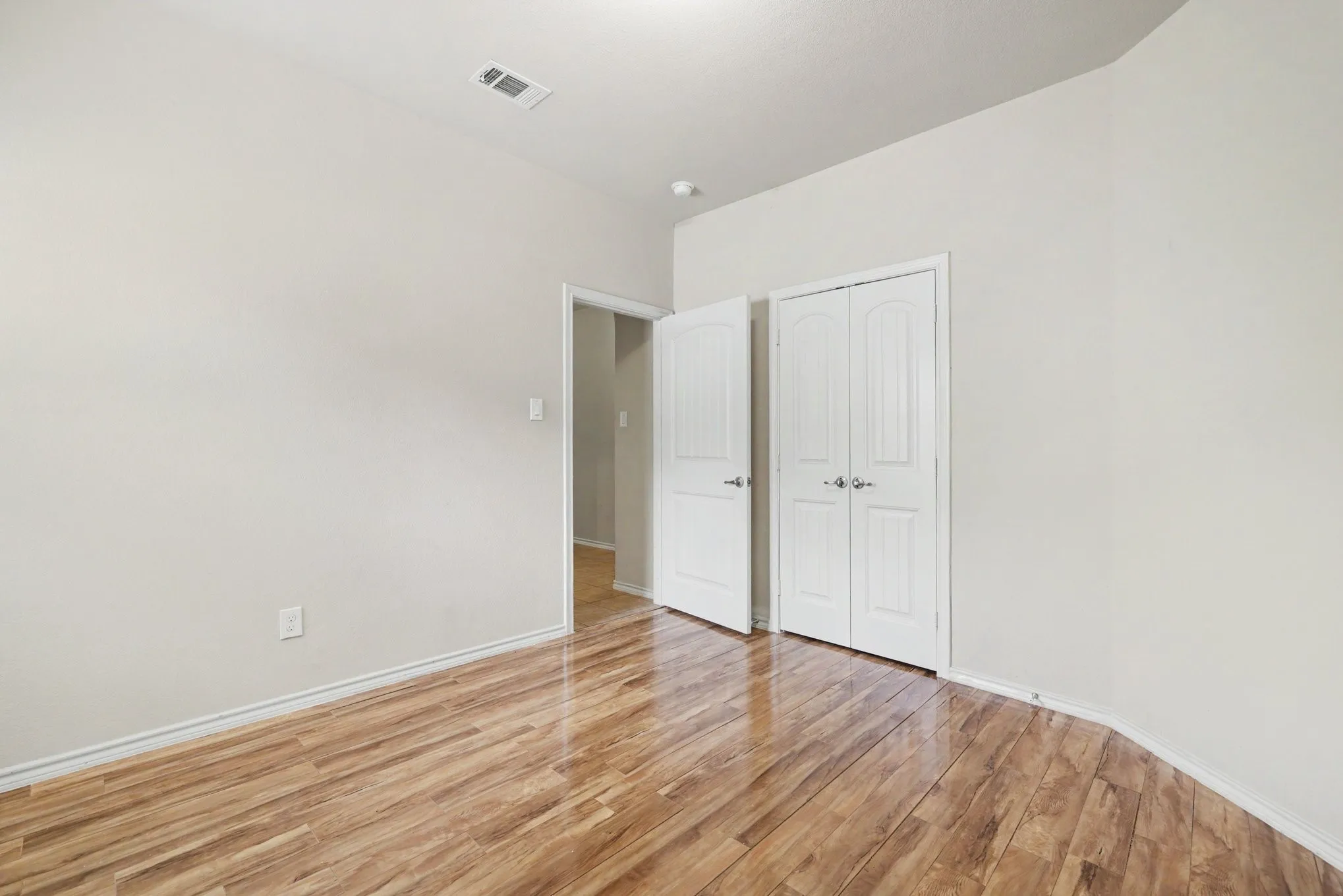 Single Family Residence For Sale in Dallas County , 8738 Misty Bluff Court, Dallas, Texas 75249, 3 Bedroom, 2 Bathroom, 2 Garage spaces, 1,878 Sqft, built in 2010, mls#21402215, Real Estate Agent in Dallas, Homes For Sale in Dallas county, Homes For Sale in Dallas, Realtor in Dallas Texas, Real Estate Brokerage Independent Realty Texas, Luminita Cordes Realtor