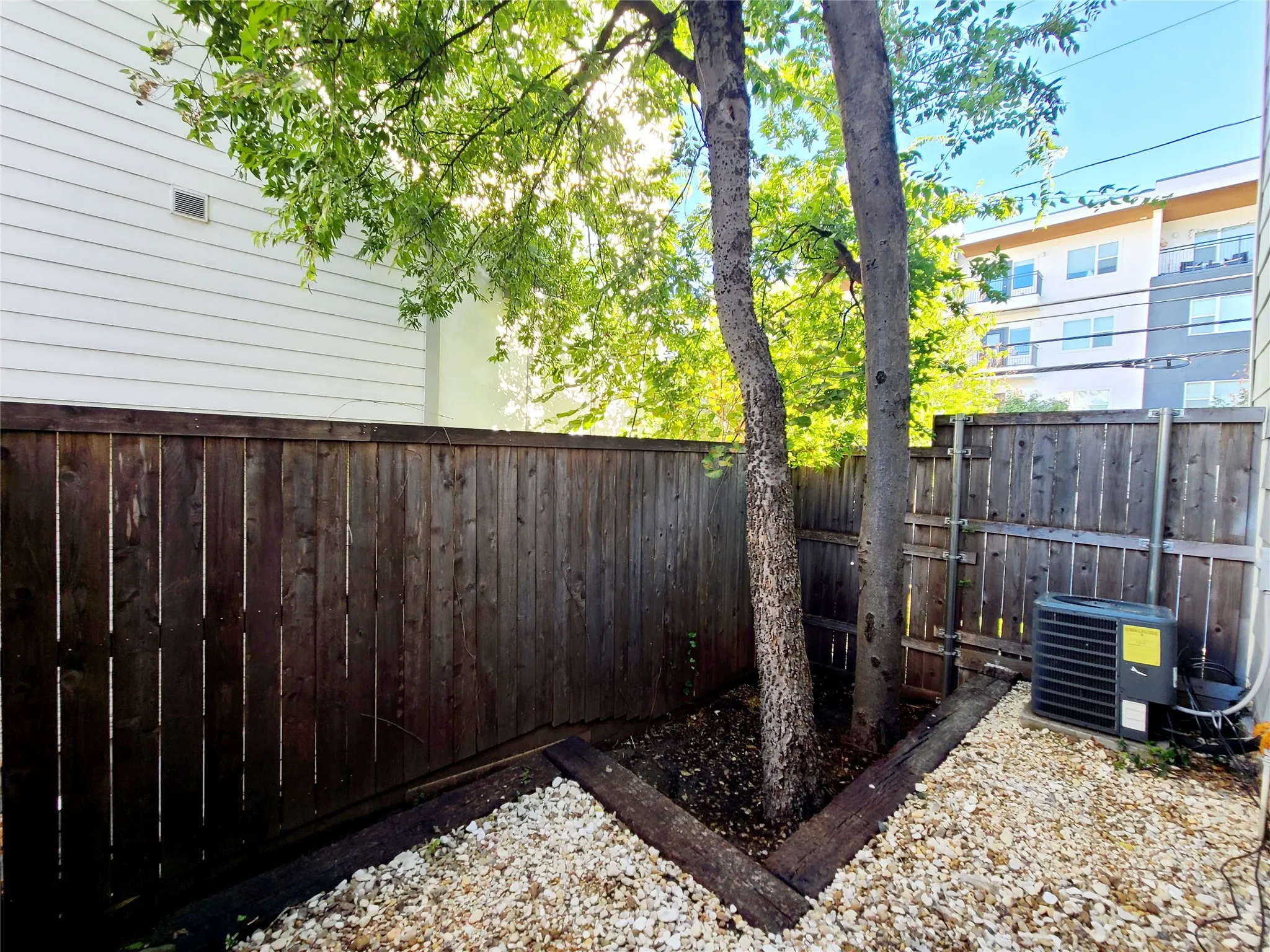 Condominium For Rent in Dallas County , 1901 N Fitzhugh Avenue 2, Dallas, Texas 75204, 1 Bedroom, 1 Bathroom, Garage spaces, 600 Sqft, built in 1984, mls#21400054, Real Estate Agent in Dallas, Homes For Rent in Dallas county, Homes For Rent in Dallas, Realtor in Dallas Texas, Real Estate Brokerage Independent Realty Texas, Luminita Cordes Realtor