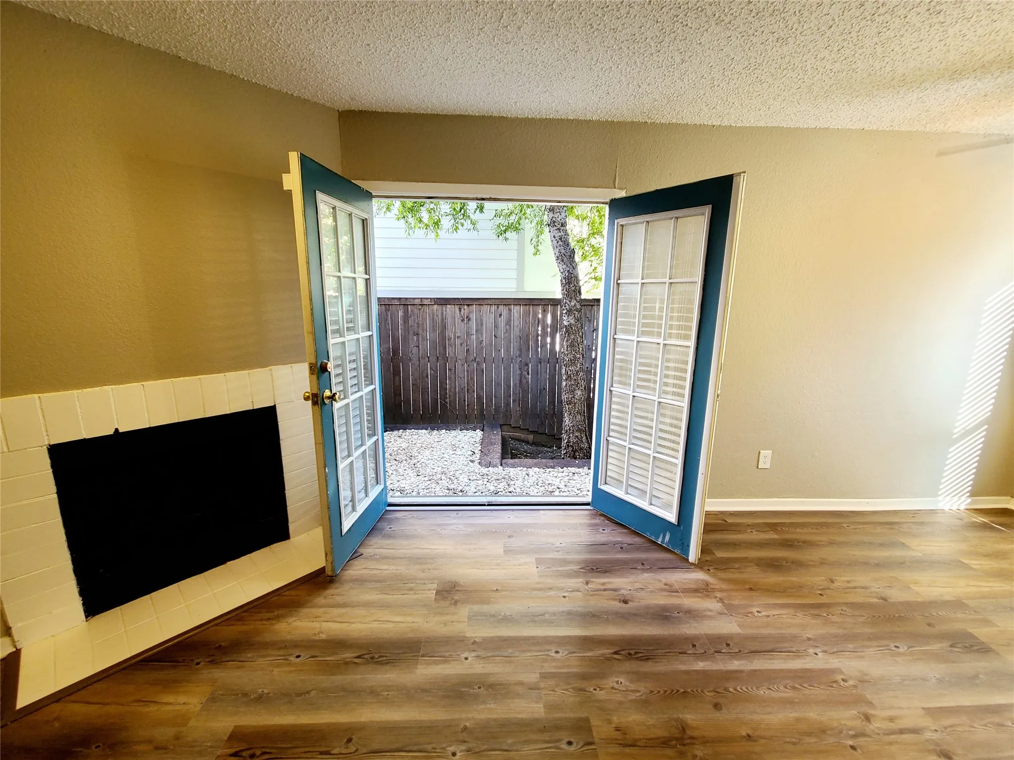 Condominium For Rent in Dallas County , 1901 N Fitzhugh Avenue 2, Dallas, Texas 75204, 1 Bedroom, 1 Bathroom, Garage spaces, 600 Sqft, built in 1984, mls#21400054, Real Estate Agent in Dallas, Homes For Rent in Dallas county, Homes For Rent in Dallas, Realtor in Dallas Texas, Real Estate Brokerage Independent Realty Texas, Luminita Cordes Realtor