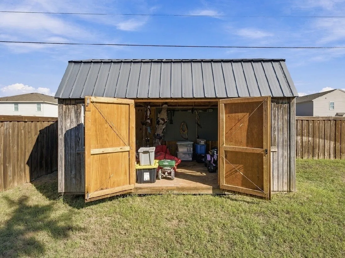 Single Family Residence For Sale in Wise County , 215 Ashley Street, Alvord, Texas 76225, 3 Bedroom, 2 Bathroom, 2 Garage spaces, 1,584 Sqft, built in 2005, mls#21402252, Real Estate Agent in Alvord, Homes For Sale in Wise county, Homes For Sale in Alvord, Realtor in Alvord Texas, Real Estate Brokerage Independent Realty Texas, Luminita Cordes Realtor