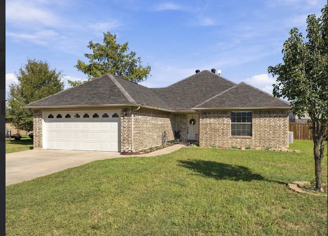 Single Family Residence For Sale in Wise County , 215 Ashley Street, Alvord, Texas 76225, 3 Bedroom, 2 Bathroom, 2 Garage spaces, 1,584 Sqft, built in 2005, mls#21402252, Real Estate Agent in Alvord, Homes For Sale in Wise county, Homes For Sale in Alvord, Realtor in Alvord Texas, Real Estate Brokerage Independent Realty Texas, Luminita Cordes Realtor