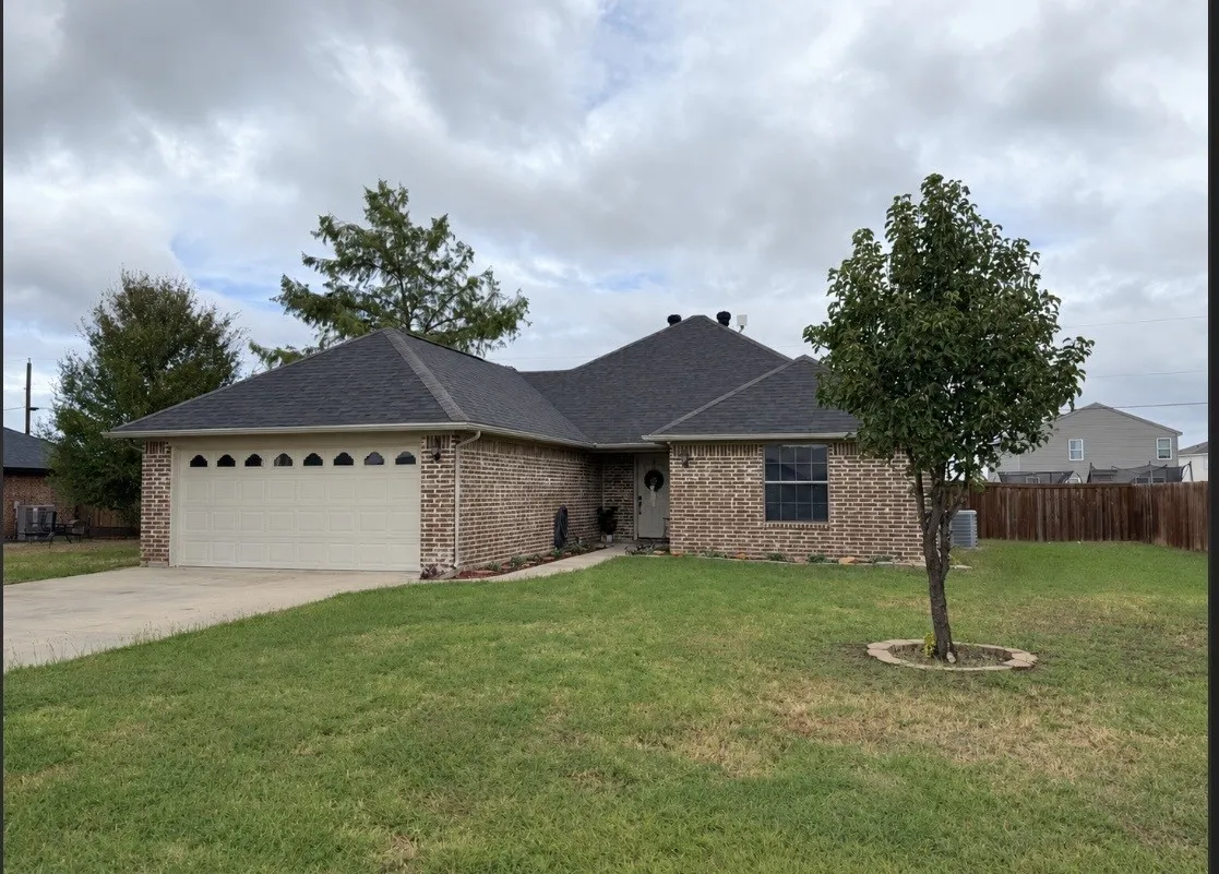 Single Family Residence For Sale in Wise County , 215 Ashley Street, Alvord, Texas 76225, 3 Bedroom, 2 Bathroom, 2 Garage spaces, 1,584 Sqft, built in 2005, mls#21402252, Real Estate Agent in Alvord, Homes For Sale in Wise county, Homes For Sale in Alvord, Realtor in Alvord Texas, Real Estate Brokerage Independent Realty Texas, Luminita Cordes Realtor