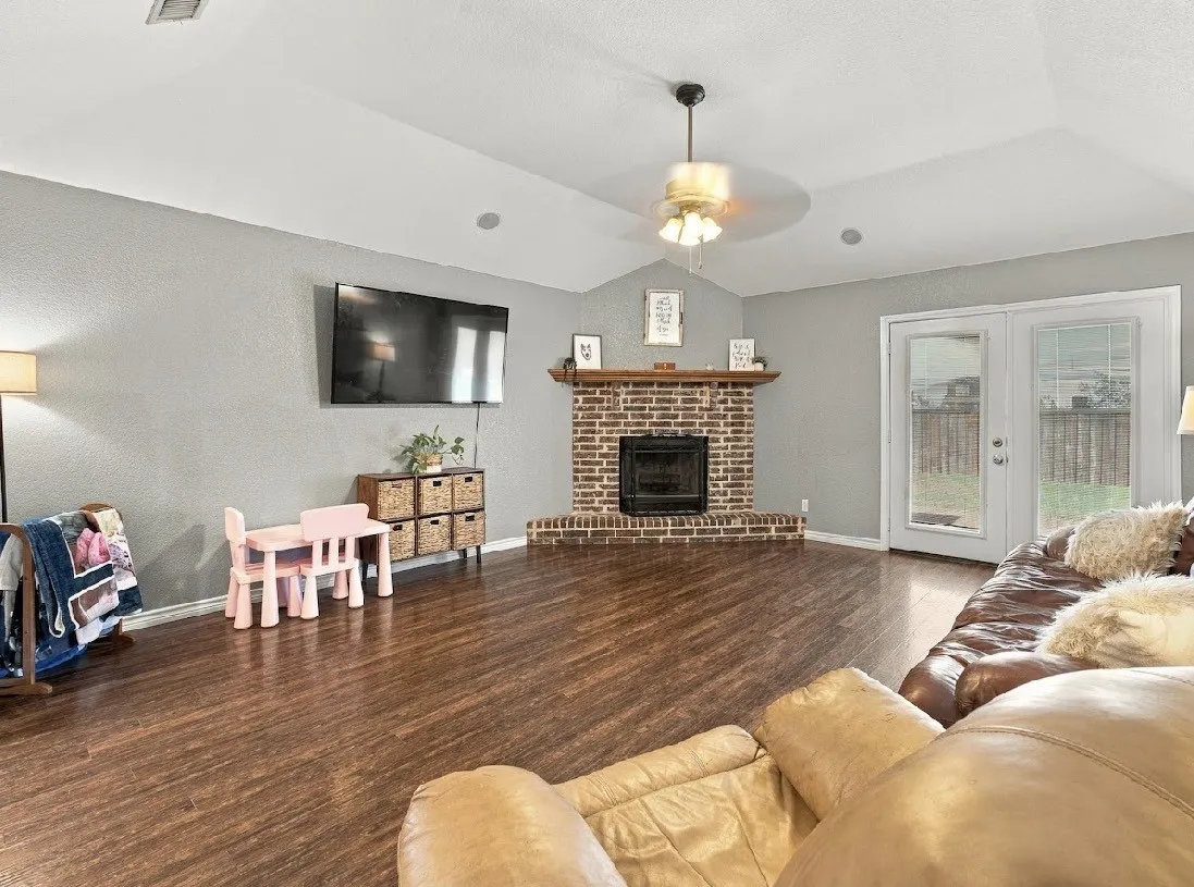 Single Family Residence For Sale in Wise County , 215 Ashley Street, Alvord, Texas 76225, 3 Bedroom, 2 Bathroom, 2 Garage spaces, 1,584 Sqft, built in 2005, mls#21402252, Real Estate Agent in Alvord, Homes For Sale in Wise county, Homes For Sale in Alvord, Realtor in Alvord Texas, Real Estate Brokerage Independent Realty Texas, Luminita Cordes Realtor