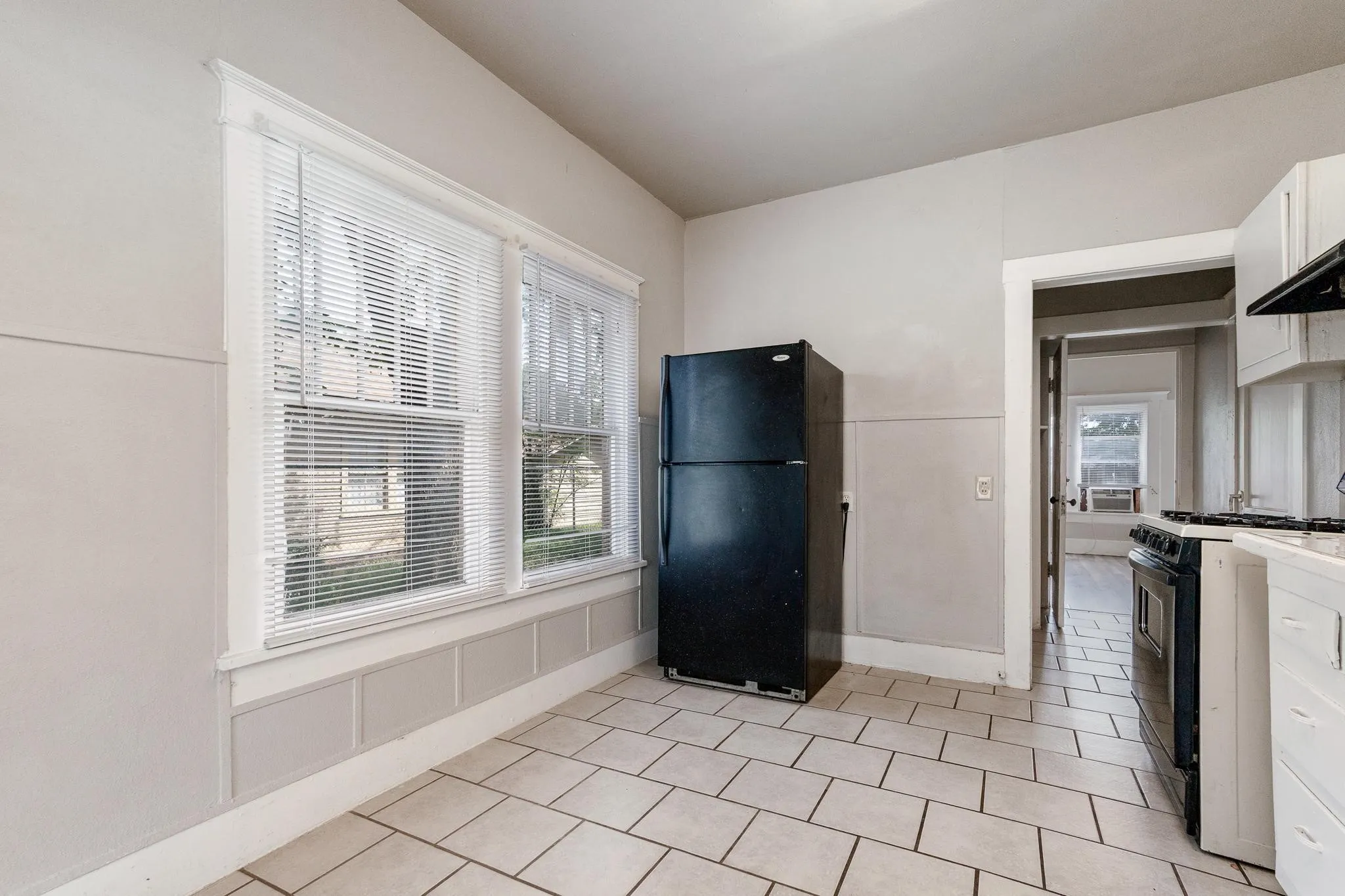 Duplex For Rent in Taylor County , 1835 S 8th Street, Abilene, Texas 79602, 1 Bedroom, 1 Bathroom, Garage spaces, 780 Sqft, built in 1939, mls#21402313, Real Estate Agent in Abilene, Homes For Rent in Taylor county, Homes For Rent in Abilene, Realtor in Abilene Texas, Real Estate Brokerage Independent Realty Texas, Luminita Cordes Realtor
