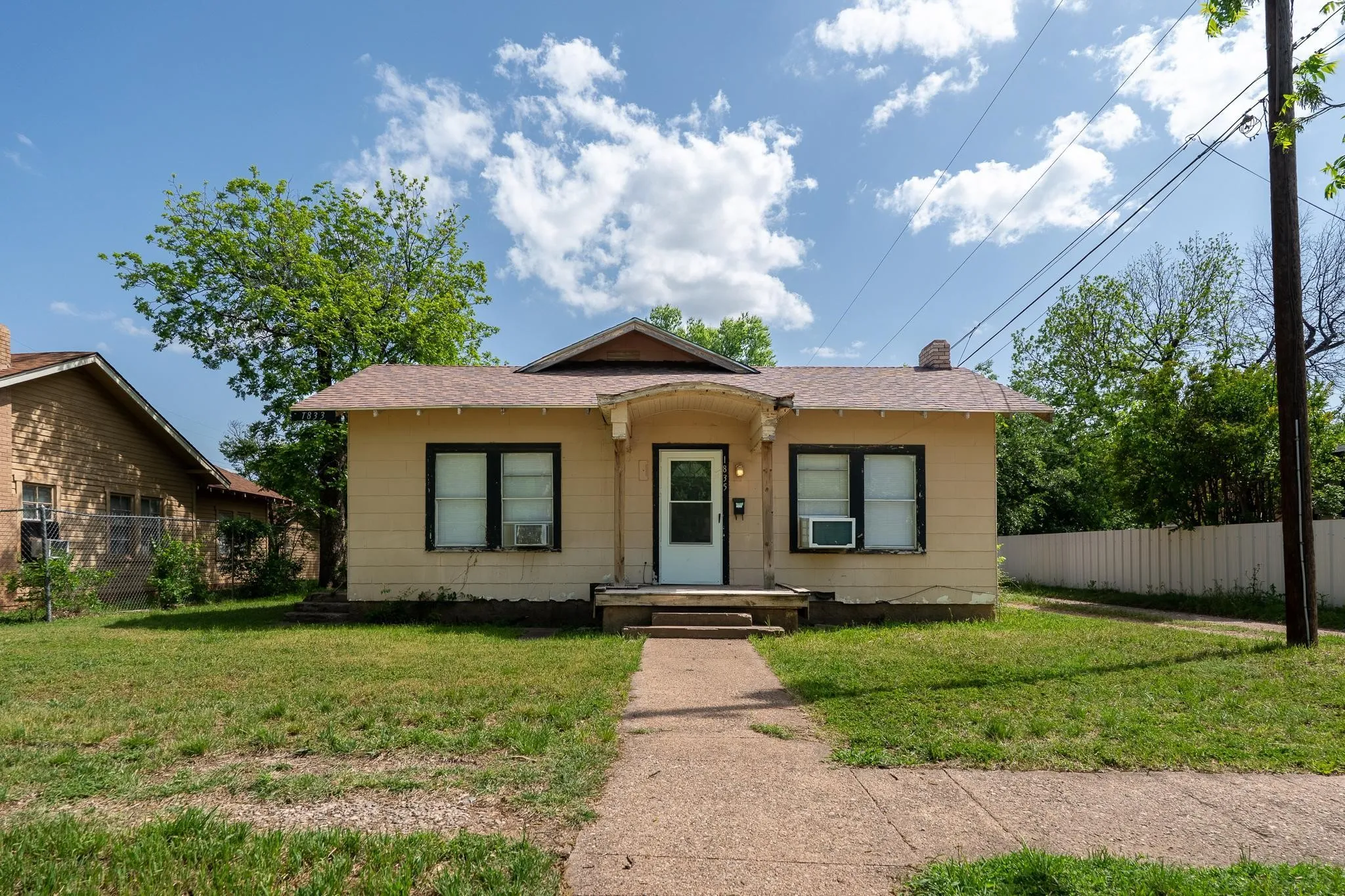 Duplex For Rent in Taylor County , 1835 S 8th Street, Abilene, Texas 79602, 1 Bedroom, 1 Bathroom, Garage spaces, 780 Sqft, built in 1939, mls#21402313, Real Estate Agent in Abilene, Homes For Rent in Taylor county, Homes For Rent in Abilene, Realtor in Abilene Texas, Real Estate Brokerage Independent Realty Texas, Luminita Cordes Realtor