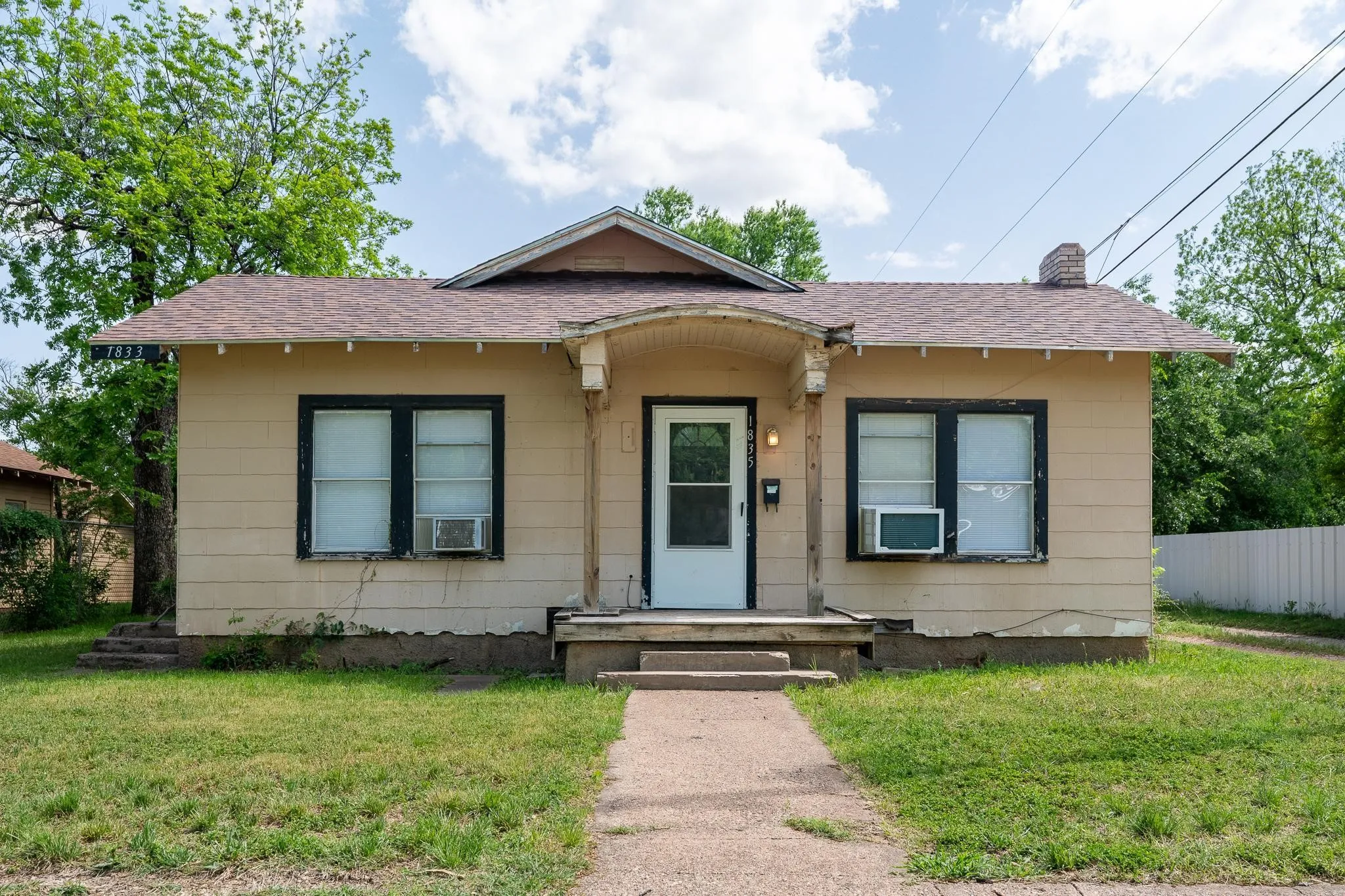 Duplex For Rent in Taylor County , 1835 S 8th Street, Abilene, Texas 79602, 1 Bedroom, 1 Bathroom, Garage spaces, 780 Sqft, built in 1939, mls#21402313, Real Estate Agent in Abilene, Homes For Rent in Taylor county, Homes For Rent in Abilene, Realtor in Abilene Texas, Real Estate Brokerage Independent Realty Texas, Luminita Cordes Realtor