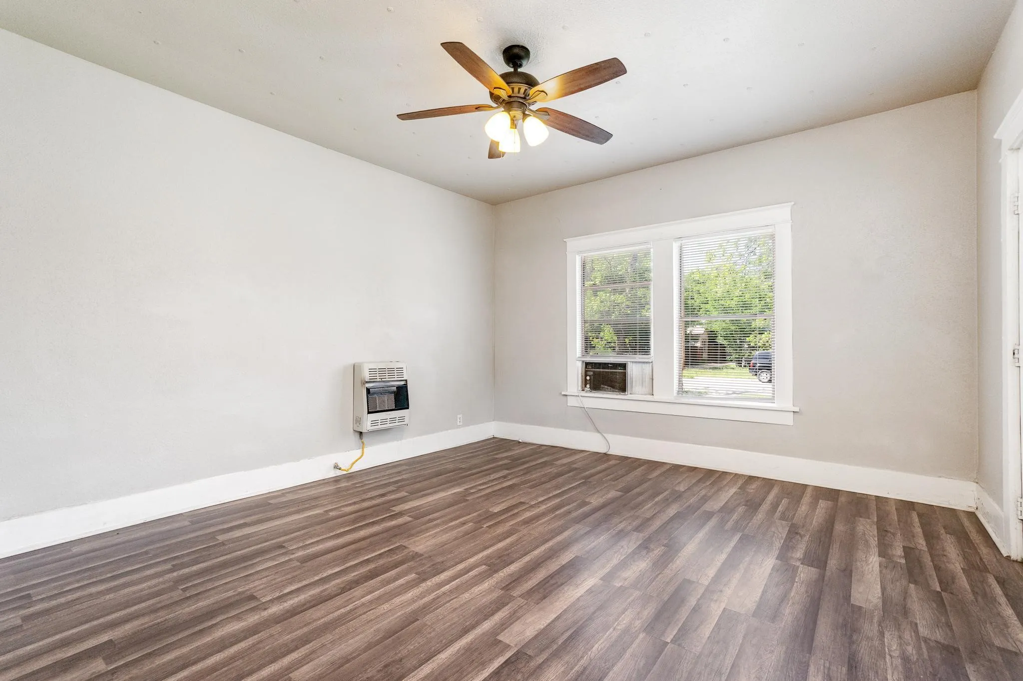 Duplex For Rent in Taylor County , 1835 S 8th Street, Abilene, Texas 79602, 1 Bedroom, 1 Bathroom, Garage spaces, 780 Sqft, built in 1939, mls#21402313, Real Estate Agent in Abilene, Homes For Rent in Taylor county, Homes For Rent in Abilene, Realtor in Abilene Texas, Real Estate Brokerage Independent Realty Texas, Luminita Cordes Realtor