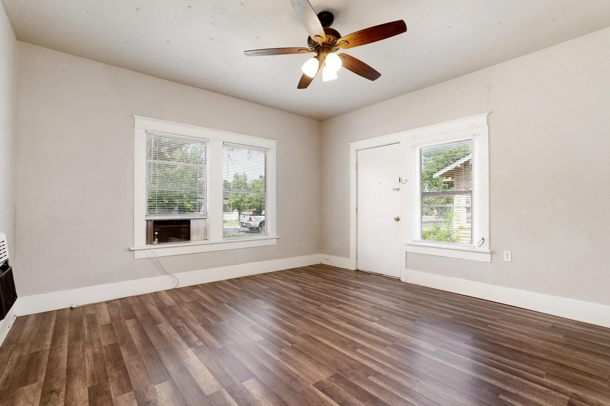 Duplex For Rent in Taylor County , 1835 S 8th Street, Abilene, Texas 79602, 1 Bedroom, 1 Bathroom, Garage spaces, 780 Sqft, built in 1939, mls#21402313, Real Estate Agent in Abilene, Homes For Rent in Taylor county, Homes For Rent in Abilene, Realtor in Abilene Texas, Real Estate Brokerage Independent Realty Texas, Luminita Cordes Realtor