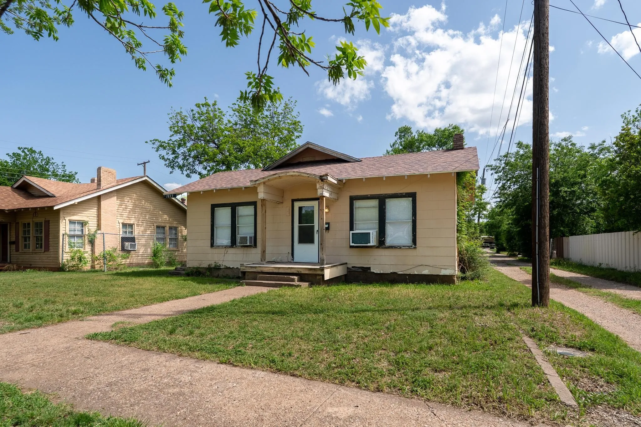 Duplex For Rent in Taylor County , 1835 S 8th Street, Abilene, Texas 79602, 1 Bedroom, 1 Bathroom, Garage spaces, 780 Sqft, built in 1939, mls#21402313, Real Estate Agent in Abilene, Homes For Rent in Taylor county, Homes For Rent in Abilene, Realtor in Abilene Texas, Real Estate Brokerage Independent Realty Texas, Luminita Cordes Realtor
