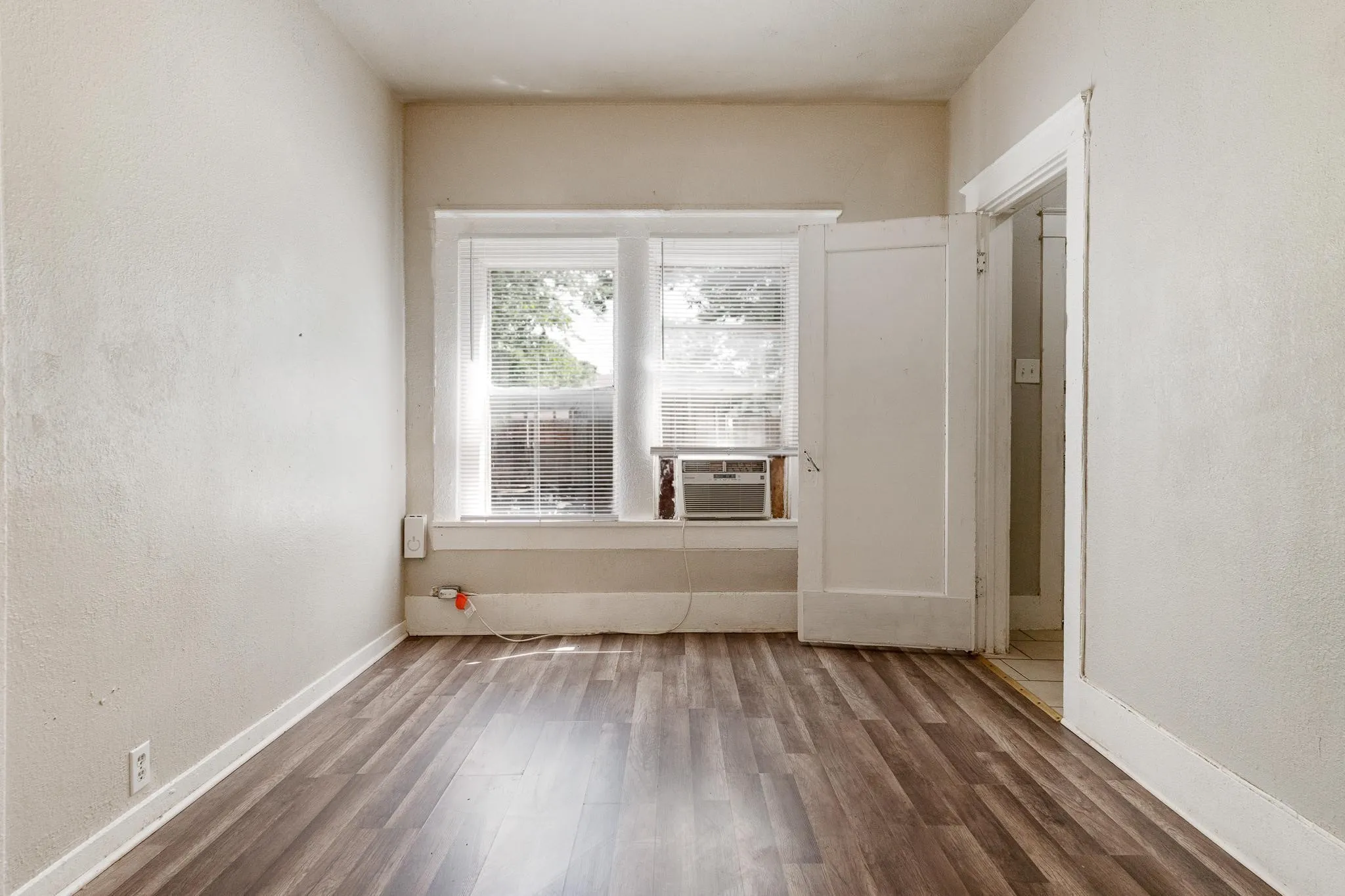 Duplex For Rent in Taylor County , 1835 S 8th Street, Abilene, Texas 79602, 1 Bedroom, 1 Bathroom, Garage spaces, 780 Sqft, built in 1939, mls#21402313, Real Estate Agent in Abilene, Homes For Rent in Taylor county, Homes For Rent in Abilene, Realtor in Abilene Texas, Real Estate Brokerage Independent Realty Texas, Luminita Cordes Realtor