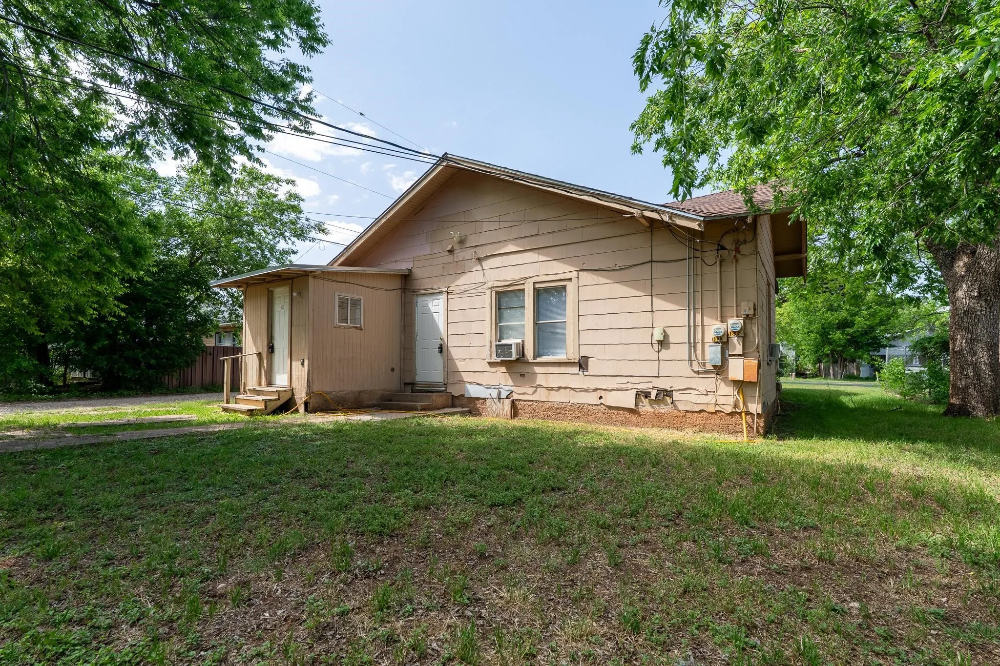 Duplex For Rent in Taylor County , 1835 S 8th Street, Abilene, Texas 79602, 1 Bedroom, 1 Bathroom, Garage spaces, 780 Sqft, built in 1939, mls#21402313, Real Estate Agent in Abilene, Homes For Rent in Taylor county, Homes For Rent in Abilene, Realtor in Abilene Texas, Real Estate Brokerage Independent Realty Texas, Luminita Cordes Realtor