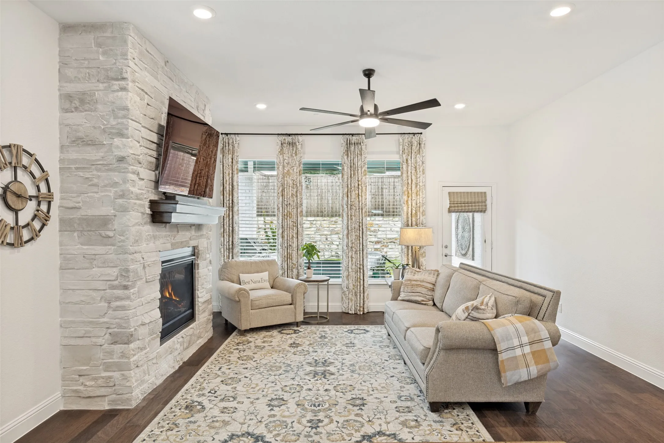 Single Family Residence For Sale in Denton County , 229 Savannah Lane, Oak Point, Texas 75068, 3 Bedroom, 3 Bathroom, 3 Garage spaces, 2,204 Sqft, built in 2022, mls#21402321, Real Estate Agent in Oak Point, Homes For Sale in Denton county, Homes For Sale in Oak Point, Realtor in Oak Point Texas, Real Estate Brokerage Independent Realty Texas, Luminita Cordes Realtor