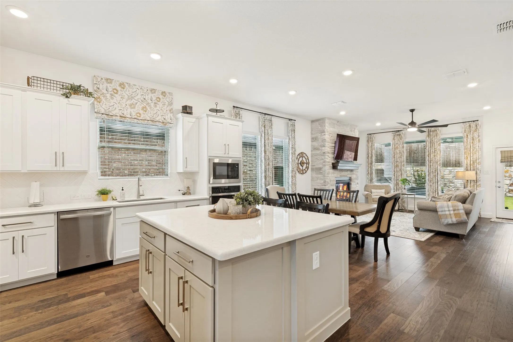 Single Family Residence For Sale in Denton County , 229 Savannah Lane, Oak Point, Texas 75068, 3 Bedroom, 3 Bathroom, 3 Garage spaces, 2,204 Sqft, built in 2022, mls#21402321, Real Estate Agent in Oak Point, Homes For Sale in Denton county, Homes For Sale in Oak Point, Realtor in Oak Point Texas, Real Estate Brokerage Independent Realty Texas, Luminita Cordes Realtor