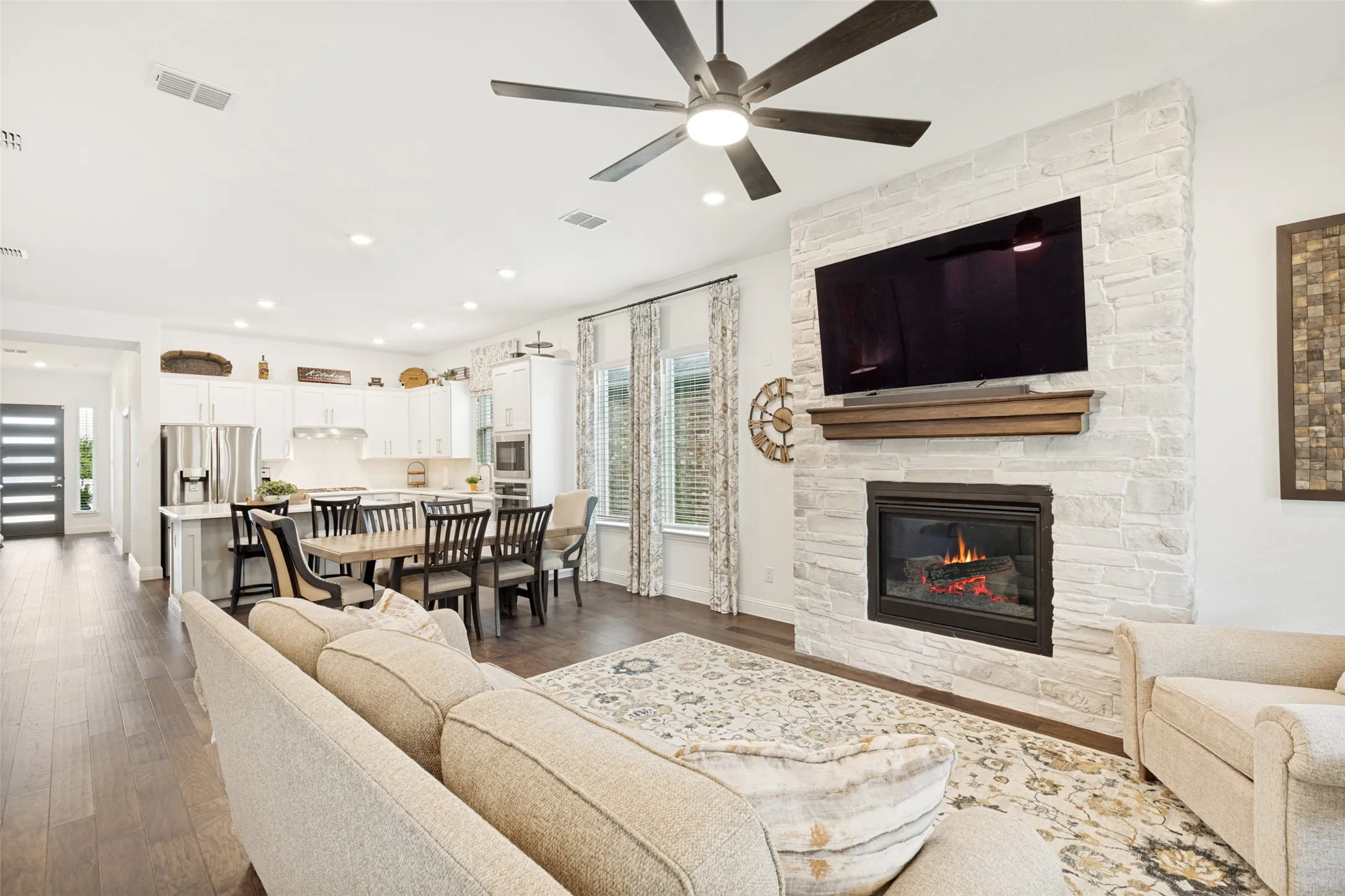 Single Family Residence For Sale in Denton County , 229 Savannah Lane, Oak Point, Texas 75068, 3 Bedroom, 3 Bathroom, 3 Garage spaces, 2,204 Sqft, built in 2022, mls#21402321, Real Estate Agent in Oak Point, Homes For Sale in Denton county, Homes For Sale in Oak Point, Realtor in Oak Point Texas, Real Estate Brokerage Independent Realty Texas, Luminita Cordes Realtor