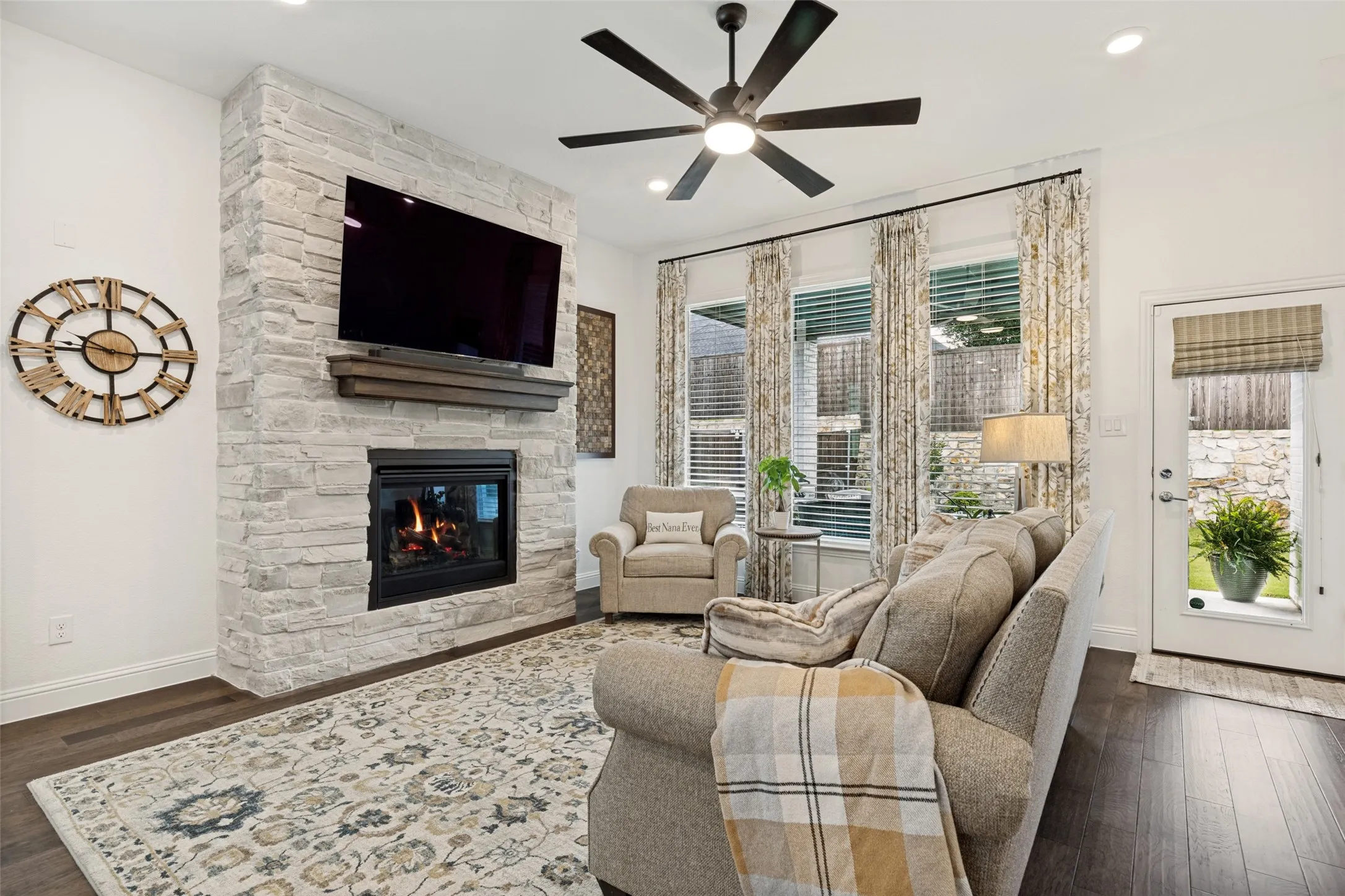 Single Family Residence For Sale in Denton County , 229 Savannah Lane, Oak Point, Texas 75068, 3 Bedroom, 3 Bathroom, 3 Garage spaces, 2,204 Sqft, built in 2022, mls#21402321, Real Estate Agent in Oak Point, Homes For Sale in Denton county, Homes For Sale in Oak Point, Realtor in Oak Point Texas, Real Estate Brokerage Independent Realty Texas, Luminita Cordes Realtor