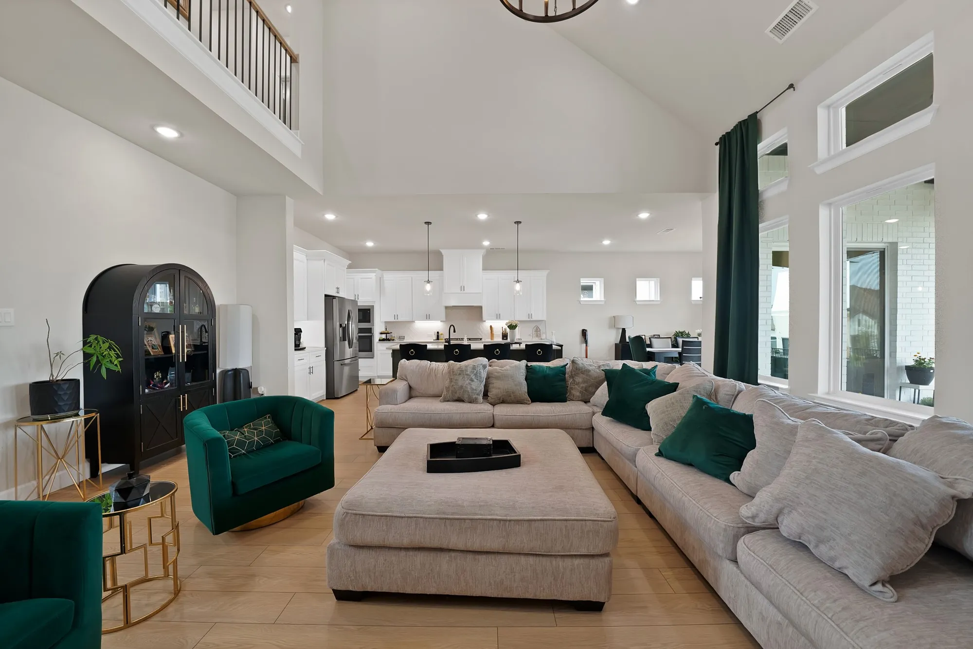 Vaulted ceiling with a second-story overlook
