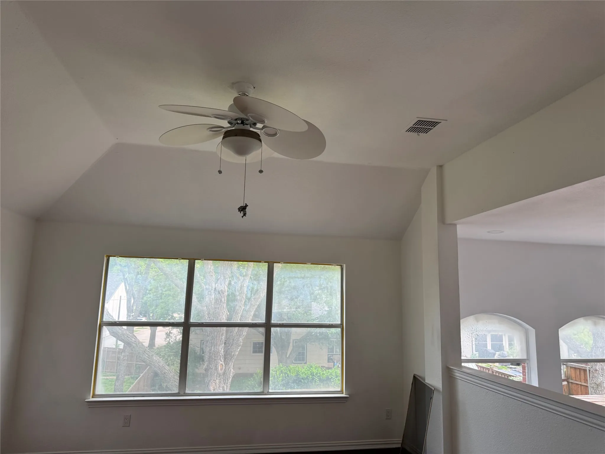 Vaulted ceiling with a ceiling fan light fixture