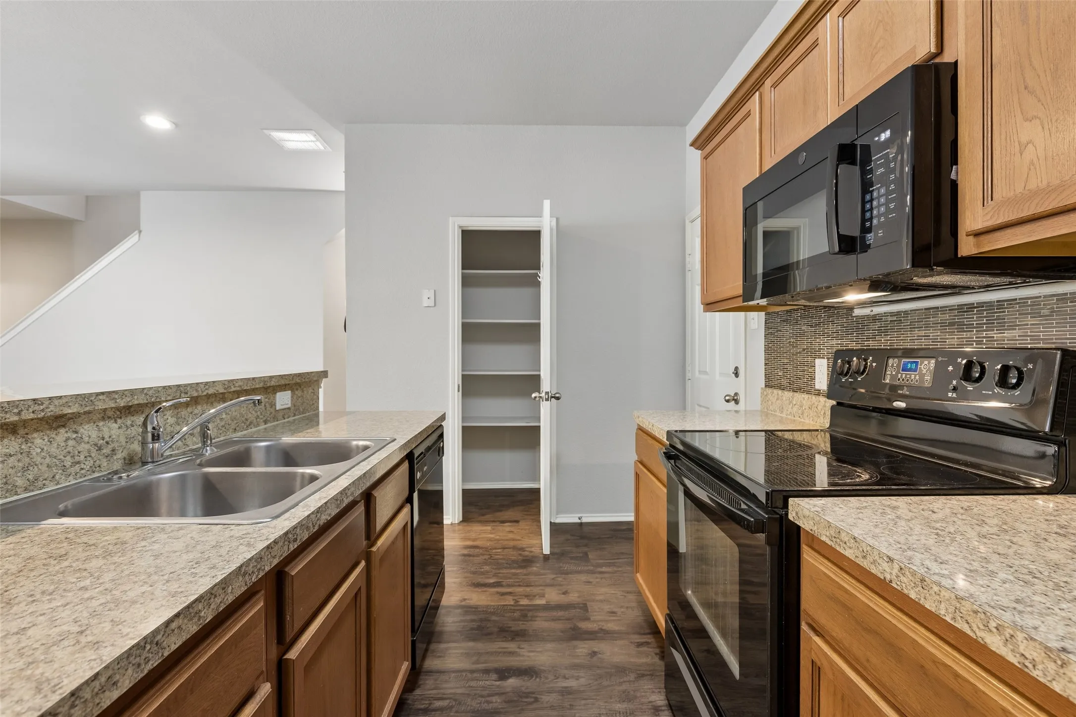 Townhouse For Rent in Denton County , 5980 Stone Mountain Road, The Colony, Texas 75056, 2 Bedroom, 2 Bathroom, 2 Garage spaces, 1,323 Sqft, built in 2009, mls#21399562, Real Estate Agent in The Colony, Homes For Rent in Denton county, Homes For Rent in The Colony, Realtor in The Colony Texas, Real Estate Brokerage Independent Realty Texas, Luminita Cordes Realtor