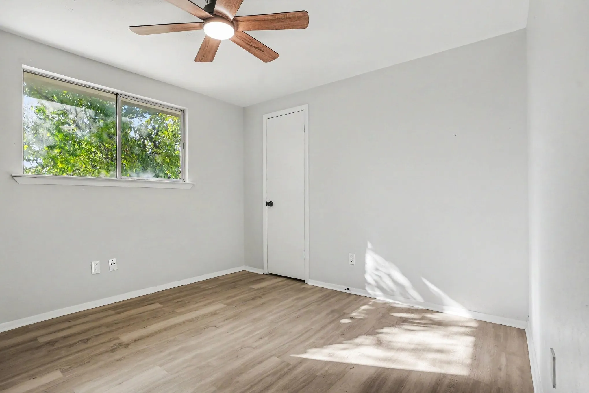 Single Family Residence For Sale in Tarrant County , 1404 Tatum Drive, Arlington, Texas 76012, 4 Bedroom, 2 Bathroom, 2 Garage spaces, 1,748 Sqft, built in 1962, mls#21402124, Real Estate Agent in Arlington, Homes For Sale in Tarrant county, Homes For Sale in Arlington, Realtor in Arlington Texas, Real Estate Brokerage Independent Realty Texas, Luminita Cordes Realtor