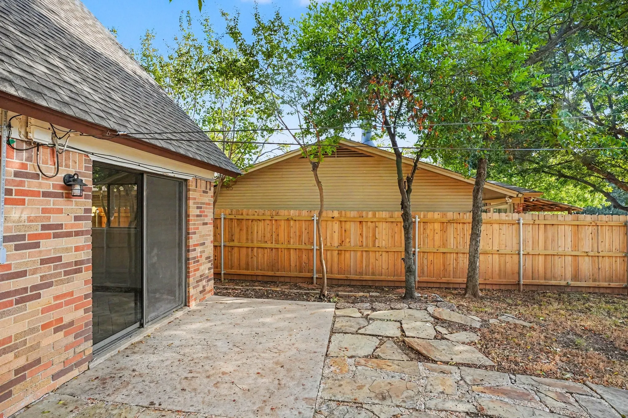 Single Family Residence For Sale in Tarrant County , 1404 Tatum Drive, Arlington, Texas 76012, 4 Bedroom, 2 Bathroom, 2 Garage spaces, 1,748 Sqft, built in 1962, mls#21402124, Real Estate Agent in Arlington, Homes For Sale in Tarrant county, Homes For Sale in Arlington, Realtor in Arlington Texas, Real Estate Brokerage Independent Realty Texas, Luminita Cordes Realtor