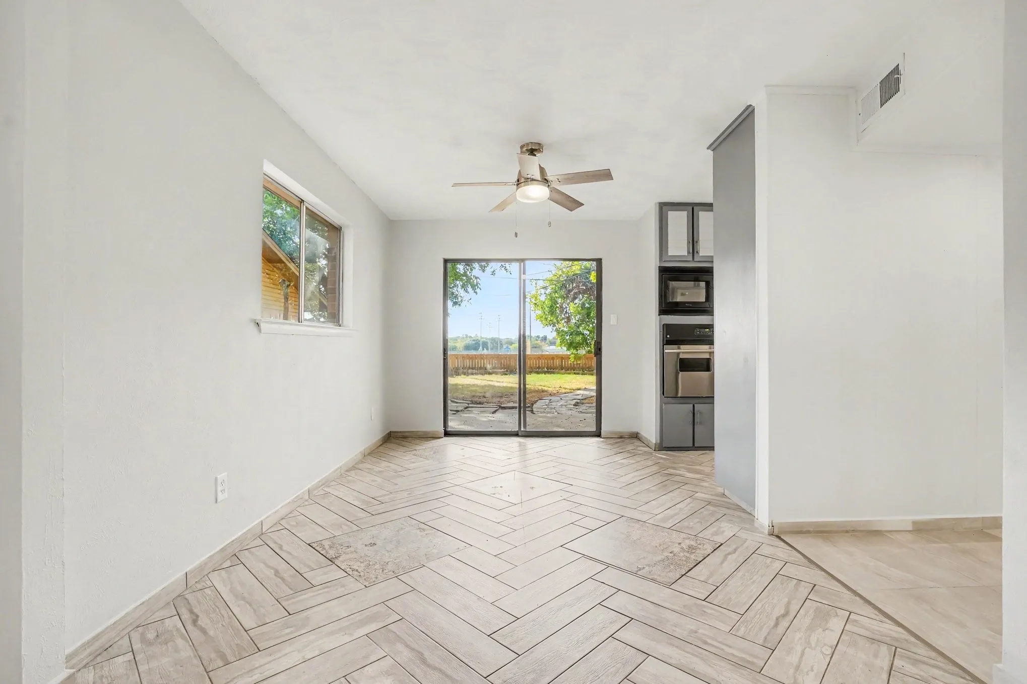 Single Family Residence For Sale in Tarrant County , 1404 Tatum Drive, Arlington, Texas 76012, 4 Bedroom, 2 Bathroom, 2 Garage spaces, 1,748 Sqft, built in 1962, mls#21402124, Real Estate Agent in Arlington, Homes For Sale in Tarrant county, Homes For Sale in Arlington, Realtor in Arlington Texas, Real Estate Brokerage Independent Realty Texas, Luminita Cordes Realtor