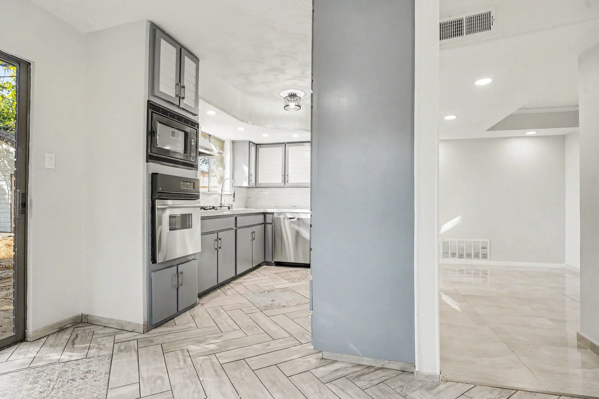 Single Family Residence For Sale in Tarrant County , 1404 Tatum Drive, Arlington, Texas 76012, 4 Bedroom, 2 Bathroom, 2 Garage spaces, 1,748 Sqft, built in 1962, mls#21402124, Real Estate Agent in Arlington, Homes For Sale in Tarrant county, Homes For Sale in Arlington, Realtor in Arlington Texas, Real Estate Brokerage Independent Realty Texas, Luminita Cordes Realtor