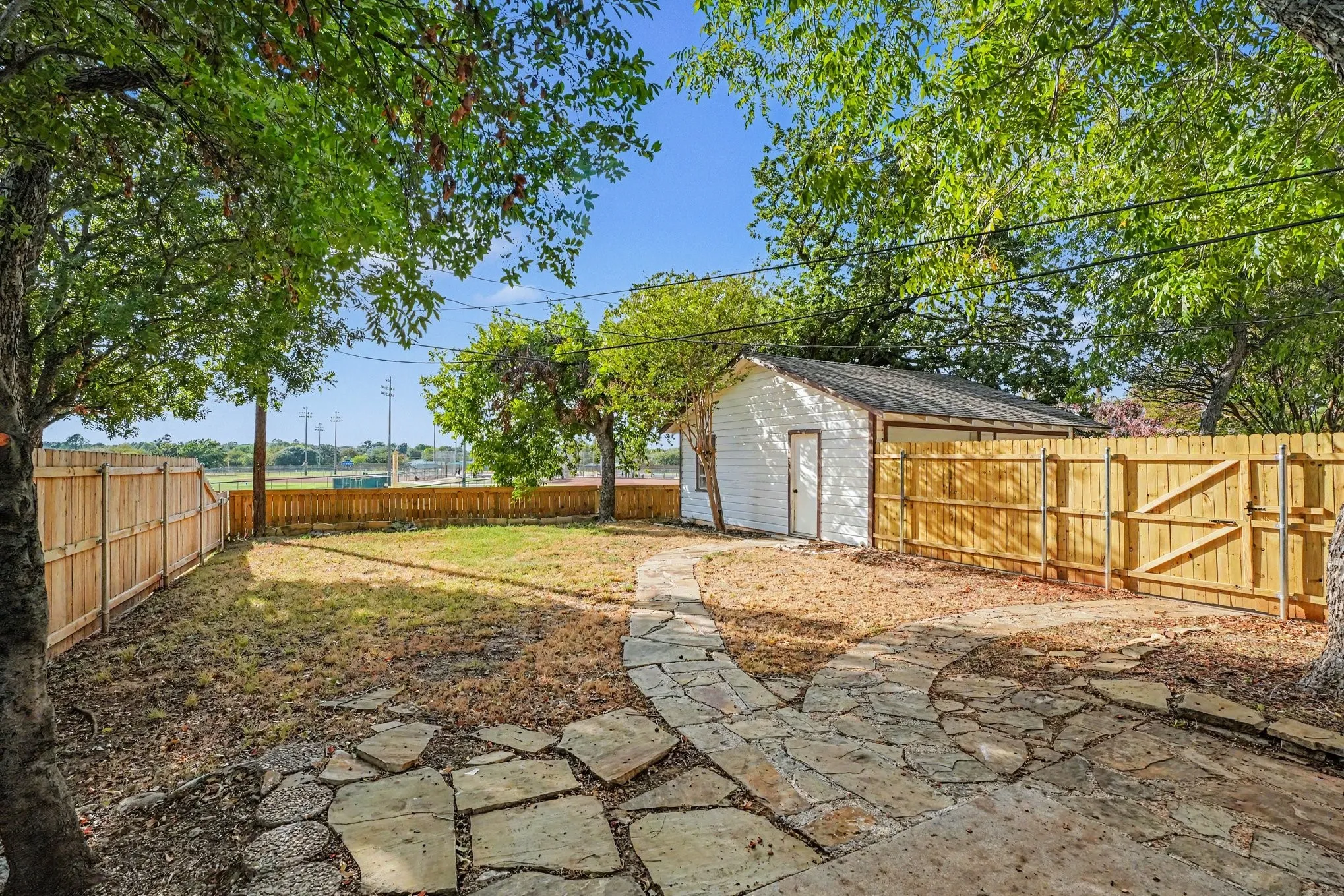 Single Family Residence For Sale in Tarrant County , 1404 Tatum Drive, Arlington, Texas 76012, 4 Bedroom, 2 Bathroom, 2 Garage spaces, 1,748 Sqft, built in 1962, mls#21402124, Real Estate Agent in Arlington, Homes For Sale in Tarrant county, Homes For Sale in Arlington, Realtor in Arlington Texas, Real Estate Brokerage Independent Realty Texas, Luminita Cordes Realtor
