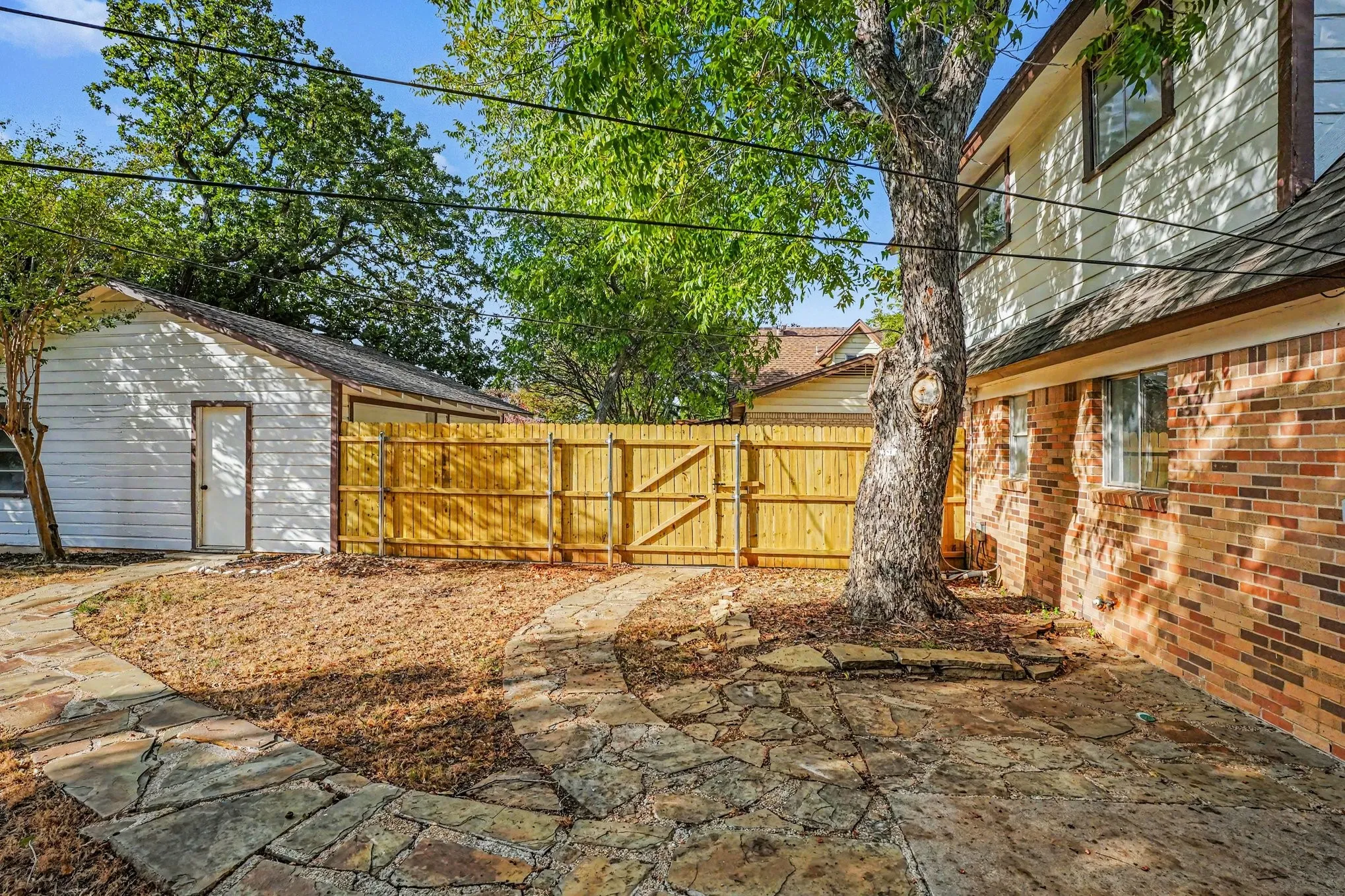 Single Family Residence For Sale in Tarrant County , 1404 Tatum Drive, Arlington, Texas 76012, 4 Bedroom, 2 Bathroom, 2 Garage spaces, 1,748 Sqft, built in 1962, mls#21402124, Real Estate Agent in Arlington, Homes For Sale in Tarrant county, Homes For Sale in Arlington, Realtor in Arlington Texas, Real Estate Brokerage Independent Realty Texas, Luminita Cordes Realtor