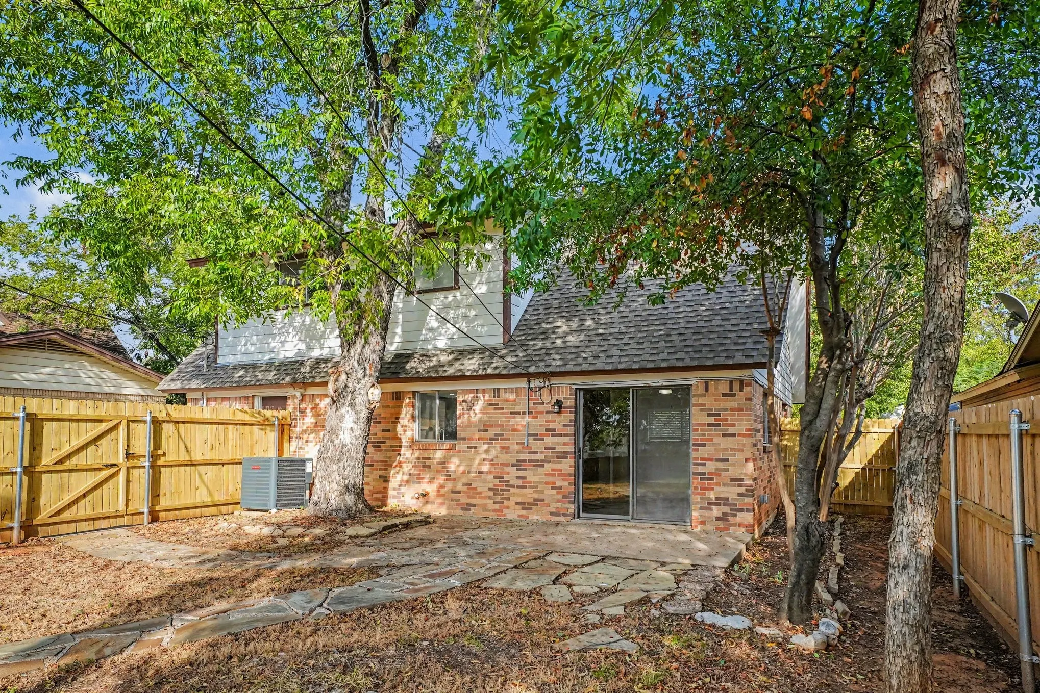 Single Family Residence For Sale in Tarrant County , 1404 Tatum Drive, Arlington, Texas 76012, 4 Bedroom, 2 Bathroom, 2 Garage spaces, 1,748 Sqft, built in 1962, mls#21402124, Real Estate Agent in Arlington, Homes For Sale in Tarrant county, Homes For Sale in Arlington, Realtor in Arlington Texas, Real Estate Brokerage Independent Realty Texas, Luminita Cordes Realtor