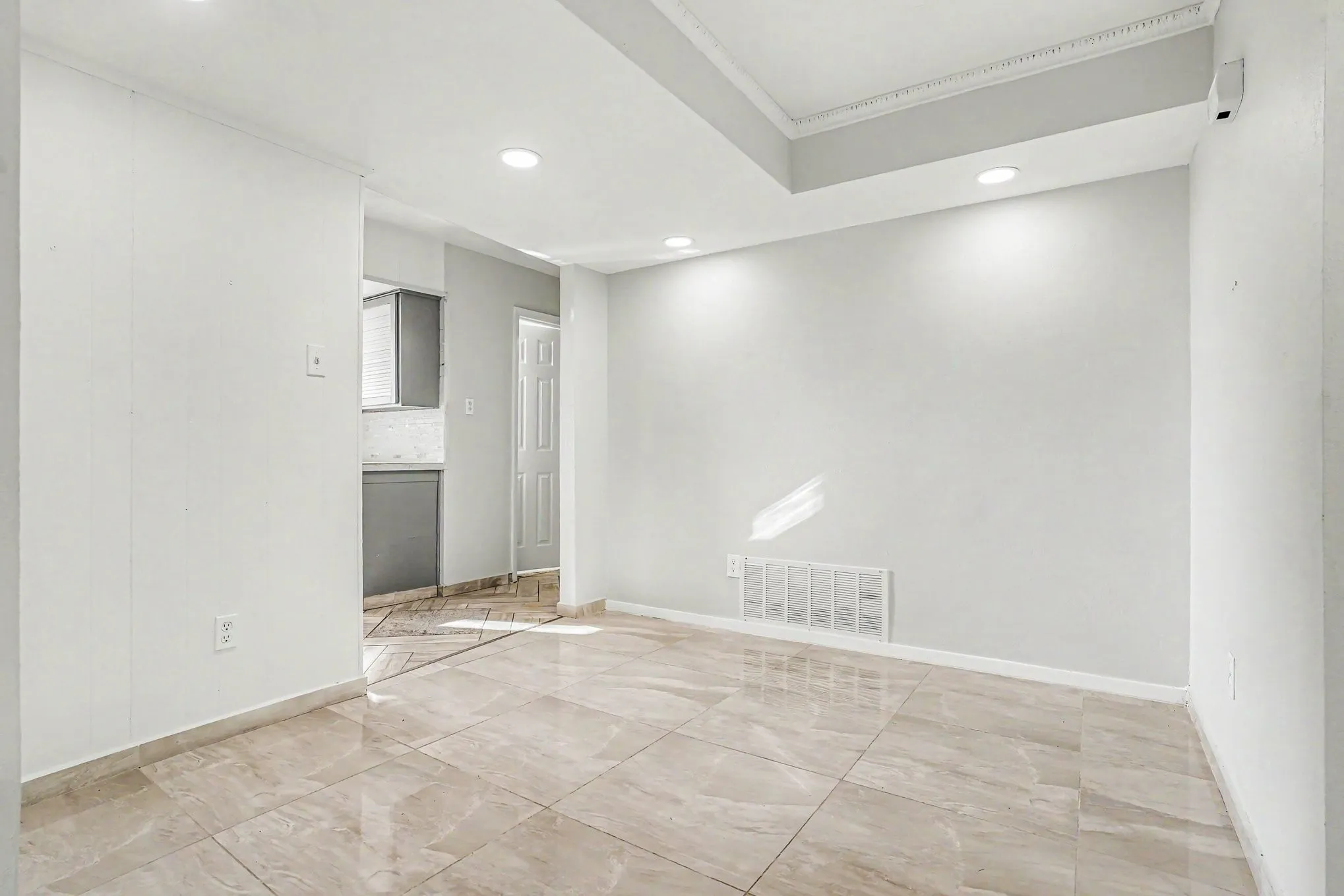 Single Family Residence For Sale in Tarrant County , 1404 Tatum Drive, Arlington, Texas 76012, 4 Bedroom, 2 Bathroom, 2 Garage spaces, 1,748 Sqft, built in 1962, mls#21402124, Real Estate Agent in Arlington, Homes For Sale in Tarrant county, Homes For Sale in Arlington, Realtor in Arlington Texas, Real Estate Brokerage Independent Realty Texas, Luminita Cordes Realtor