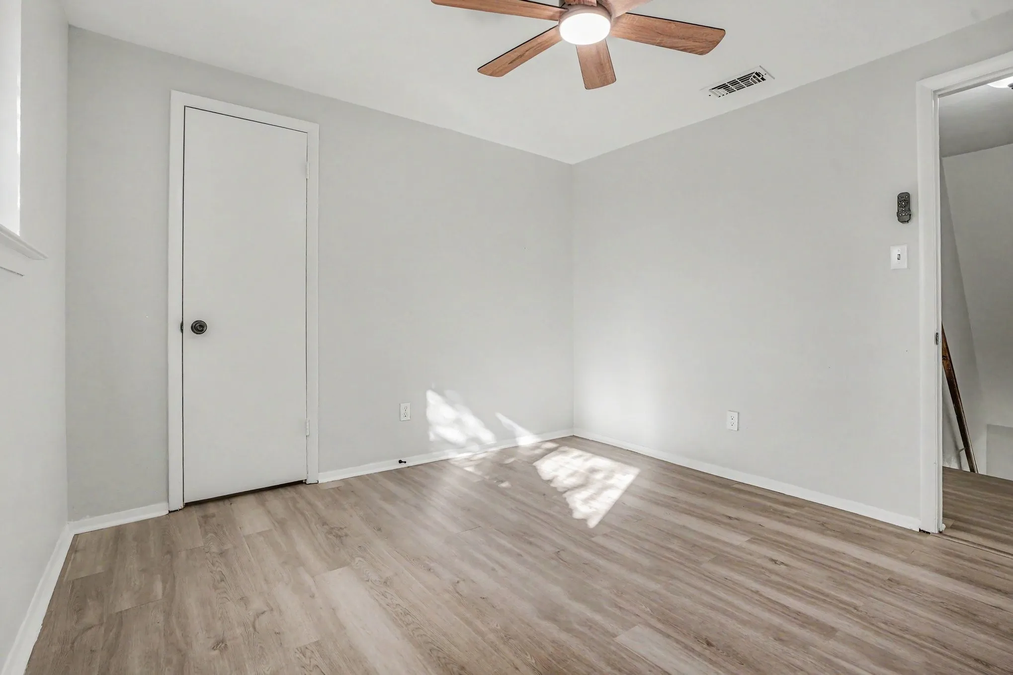 Single Family Residence For Sale in Tarrant County , 1404 Tatum Drive, Arlington, Texas 76012, 4 Bedroom, 2 Bathroom, 2 Garage spaces, 1,748 Sqft, built in 1962, mls#21402124, Real Estate Agent in Arlington, Homes For Sale in Tarrant county, Homes For Sale in Arlington, Realtor in Arlington Texas, Real Estate Brokerage Independent Realty Texas, Luminita Cordes Realtor