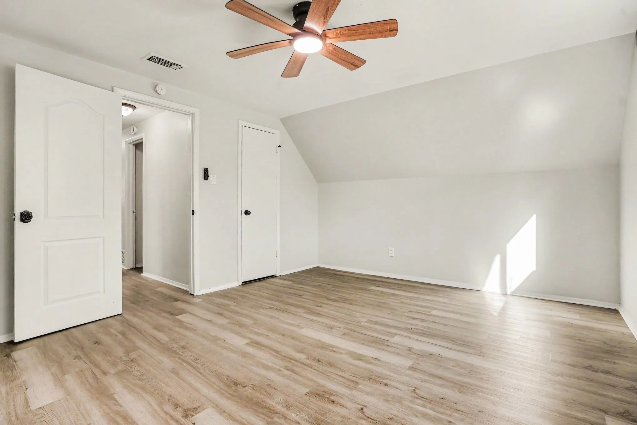 Single Family Residence For Sale in Tarrant County , 1404 Tatum Drive, Arlington, Texas 76012, 4 Bedroom, 2 Bathroom, 2 Garage spaces, 1,748 Sqft, built in 1962, mls#21402124, Real Estate Agent in Arlington, Homes For Sale in Tarrant county, Homes For Sale in Arlington, Realtor in Arlington Texas, Real Estate Brokerage Independent Realty Texas, Luminita Cordes Realtor