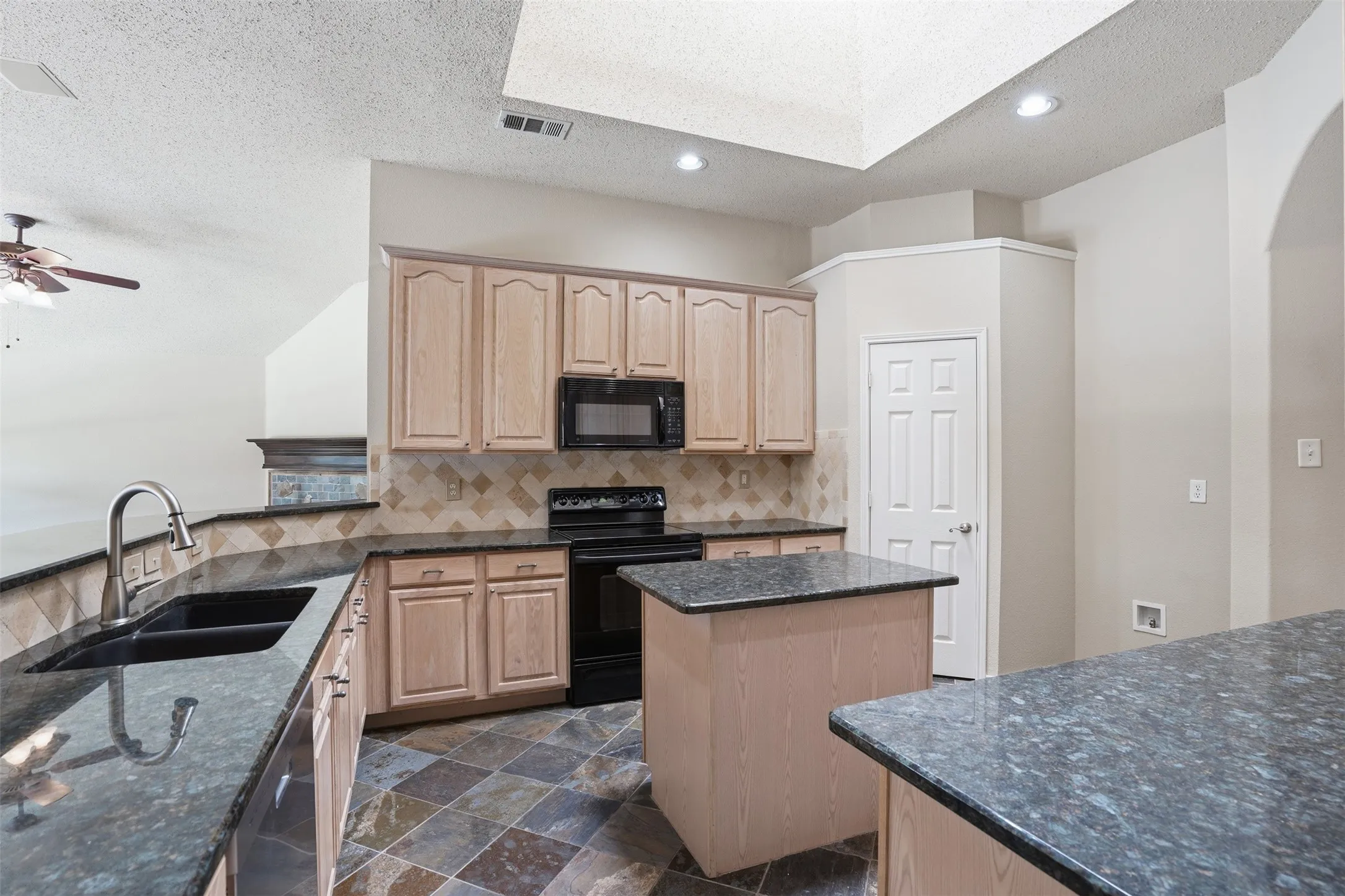 Single Family Residence For Sale in Tarrant County , 4525 Lodestone Lane, Fort Worth, Texas 76123, 3 Bedroom, 2 Bathroom, 2 Garage spaces, 2,046 Sqft, built in 2001, mls#21402358, Real Estate Agent in Fort Worth, Homes For Sale in Tarrant county, Homes For Sale in Fort Worth, Realtor in Fort Worth Texas, Real Estate Brokerage Independent Realty Texas, Luminita Cordes Realtor