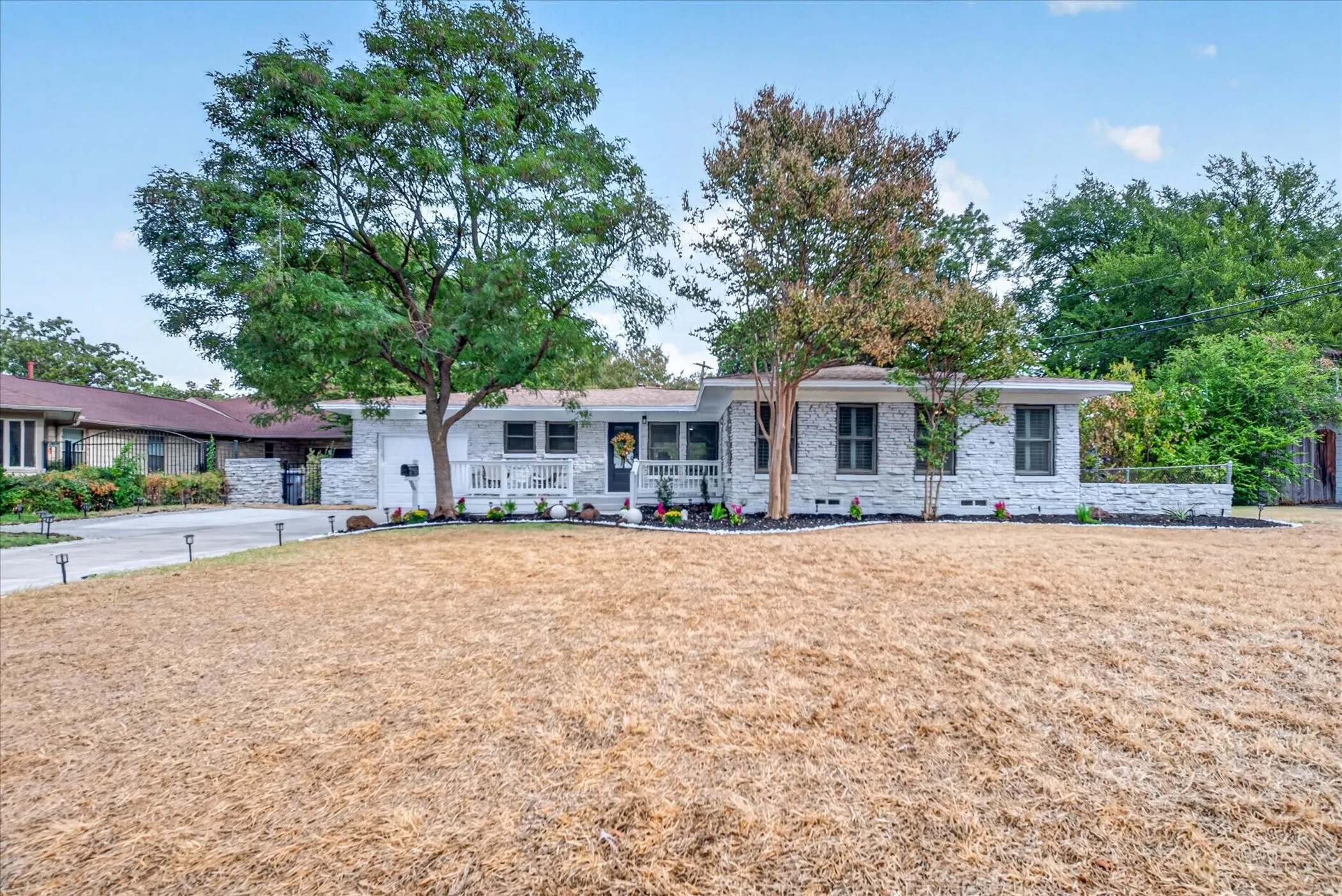 Single Family Residence For Sale in Dallas County , 9823 Limerick Drive, Dallas, Texas 75218, 3 Bedroom, 2 Bathroom, 1 Garage spaces, 1,670 Sqft, built in 1951, mls#21398651, Real Estate Agent in Dallas, Homes For Sale in Dallas county, Homes For Sale in Dallas, Realtor in Dallas Texas, Real Estate Brokerage Independent Realty Texas, Luminita Cordes Realtor