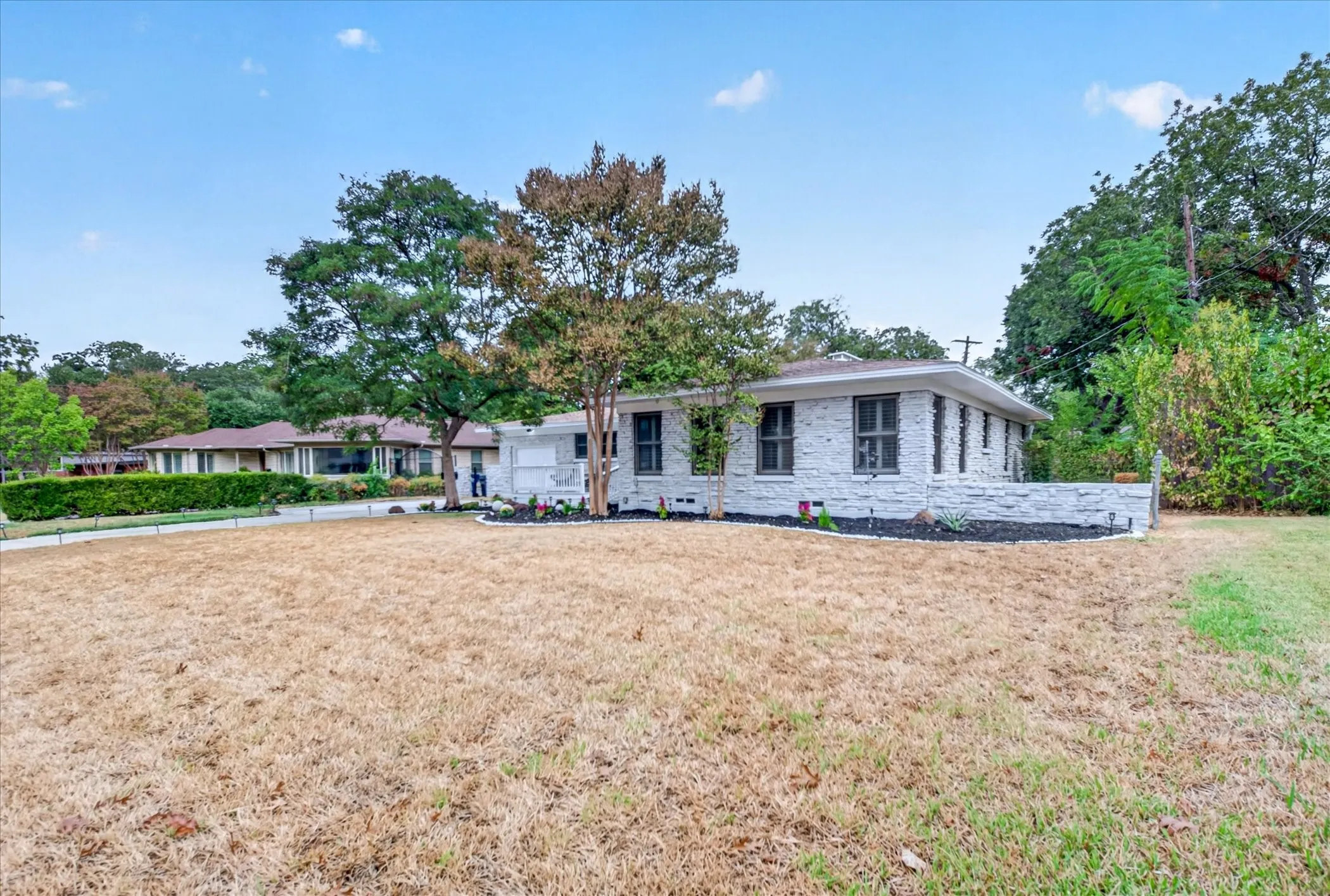 Single Family Residence For Sale in Dallas County , 9823 Limerick Drive, Dallas, Texas 75218, 3 Bedroom, 2 Bathroom, 1 Garage spaces, 1,670 Sqft, built in 1951, mls#21398651, Real Estate Agent in Dallas, Homes For Sale in Dallas county, Homes For Sale in Dallas, Realtor in Dallas Texas, Real Estate Brokerage Independent Realty Texas, Luminita Cordes Realtor