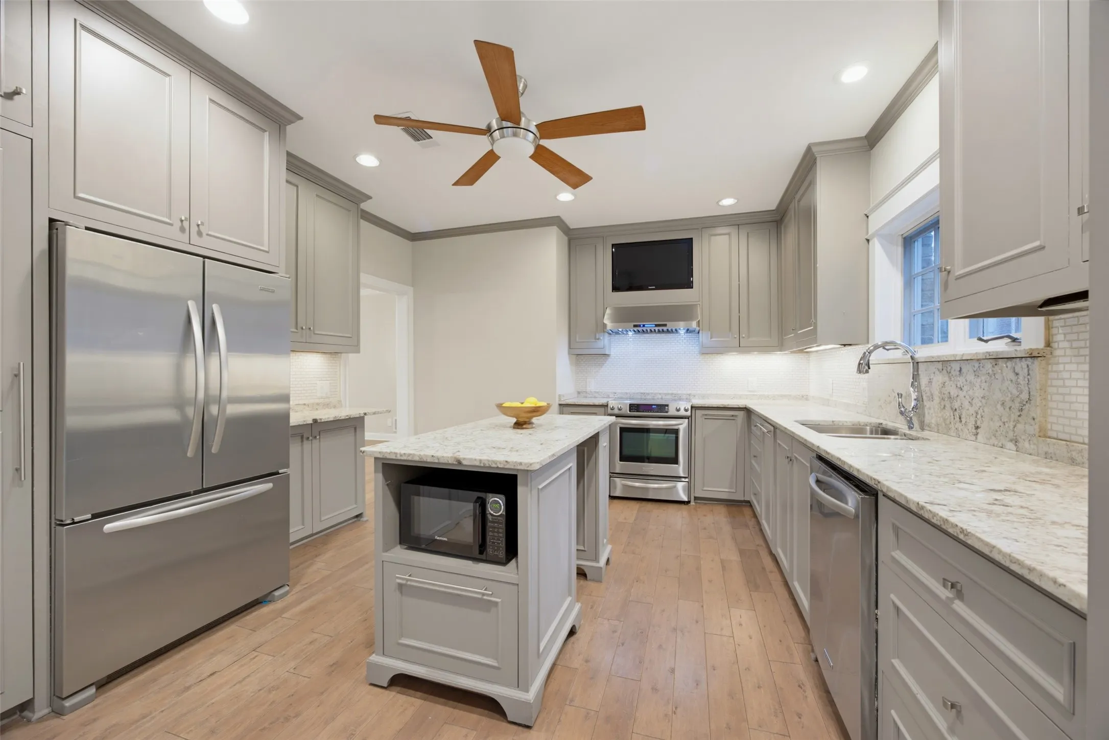Stainless appliances and good storage in the kitchen
