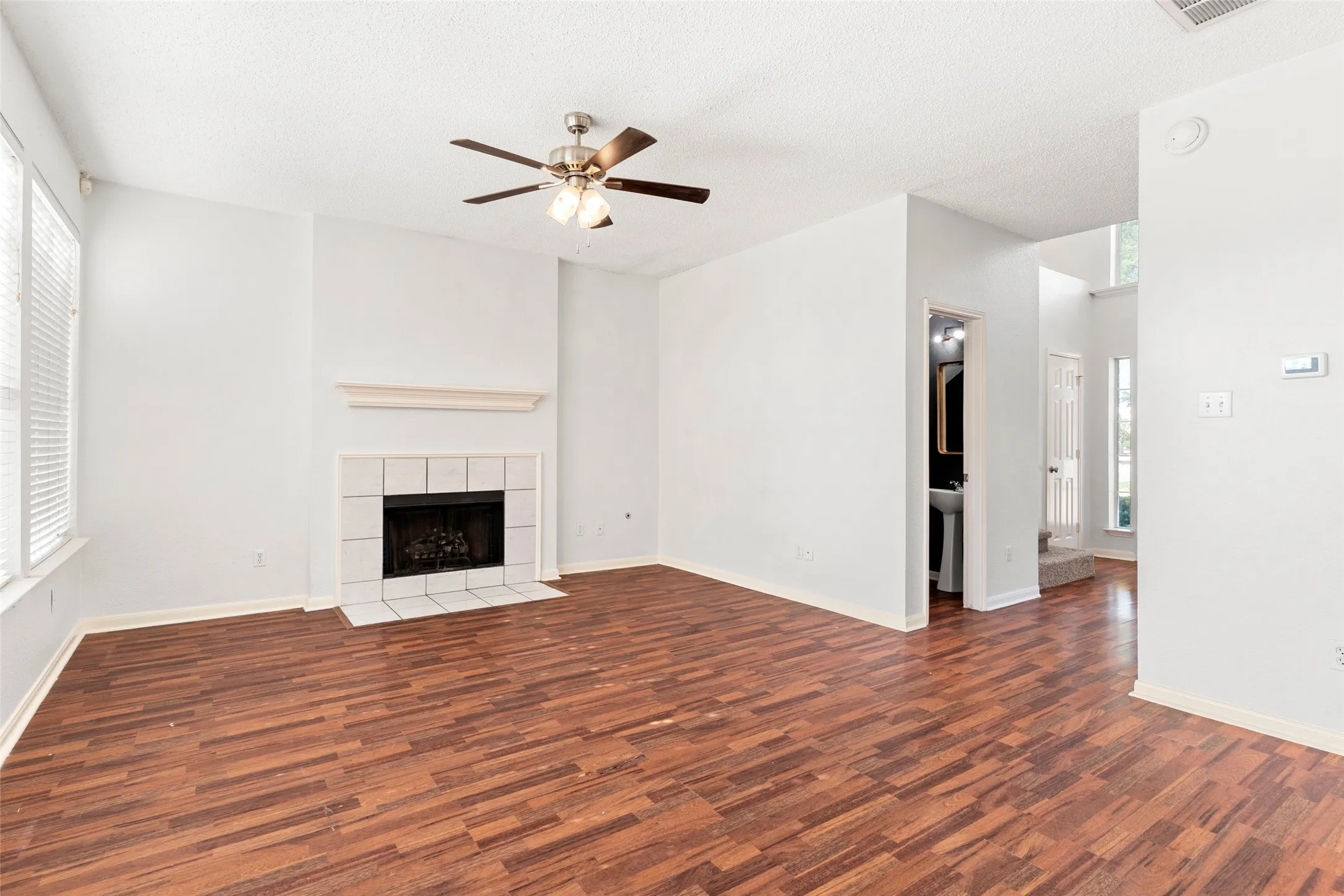 Single Family Residence For Sale in Denton County , 1184 Courtney Lane, Lewisville, Texas 75077, 4 Bedroom, 3 Bathroom, 2 Garage spaces, 2,059 Sqft, built in 1997, mls#21401961, Real Estate Agent in Lewisville, Homes For Sale in Denton county, Homes For Sale in Lewisville, Realtor in Lewisville Texas, Real Estate Brokerage Independent Realty Texas, Luminita Cordes Realtor