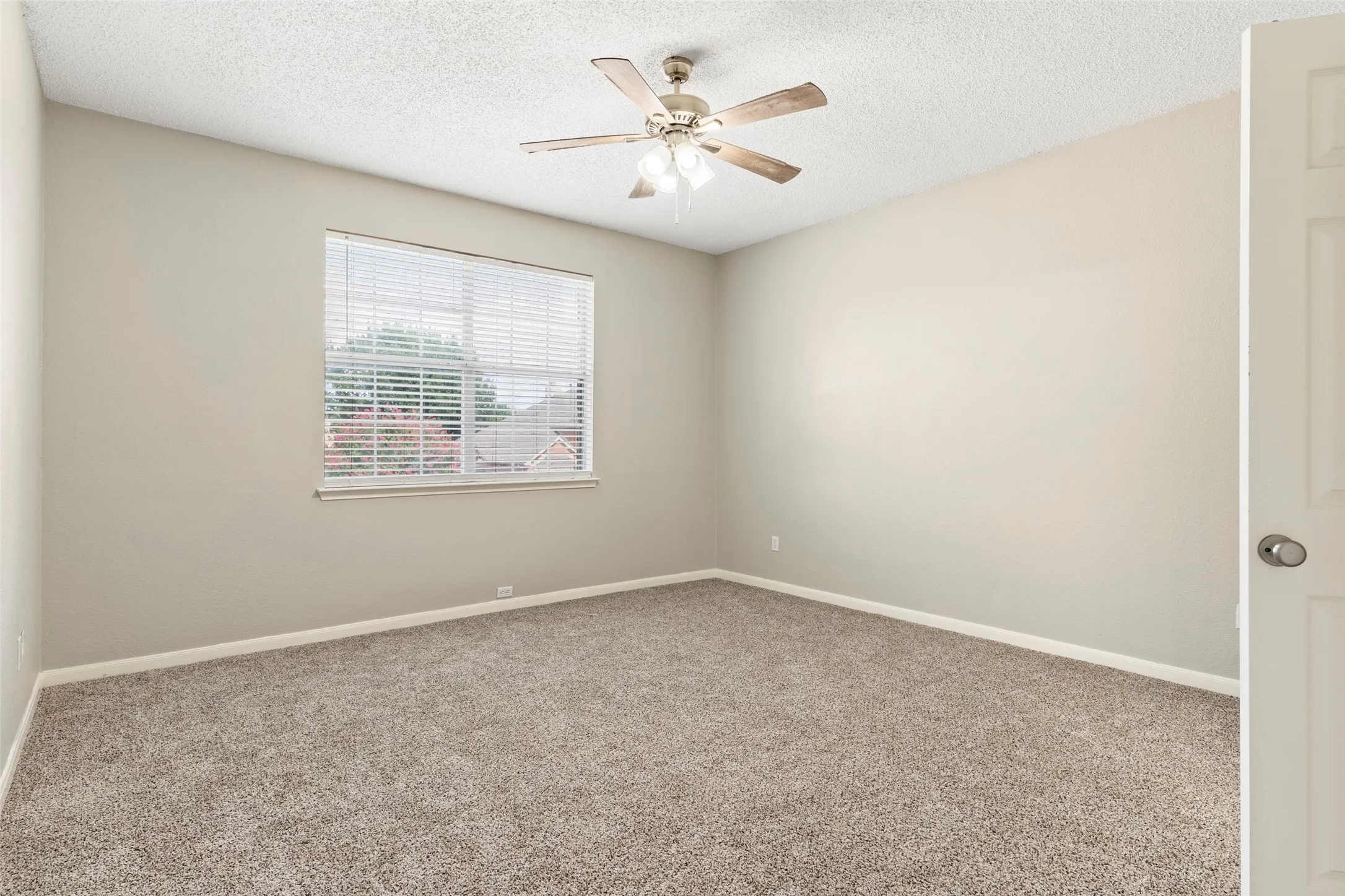 Single Family Residence For Sale in Denton County , 1184 Courtney Lane, Lewisville, Texas 75077, 4 Bedroom, 3 Bathroom, 2 Garage spaces, 2,059 Sqft, built in 1997, mls#21401961, Real Estate Agent in Lewisville, Homes For Sale in Denton county, Homes For Sale in Lewisville, Realtor in Lewisville Texas, Real Estate Brokerage Independent Realty Texas, Luminita Cordes Realtor