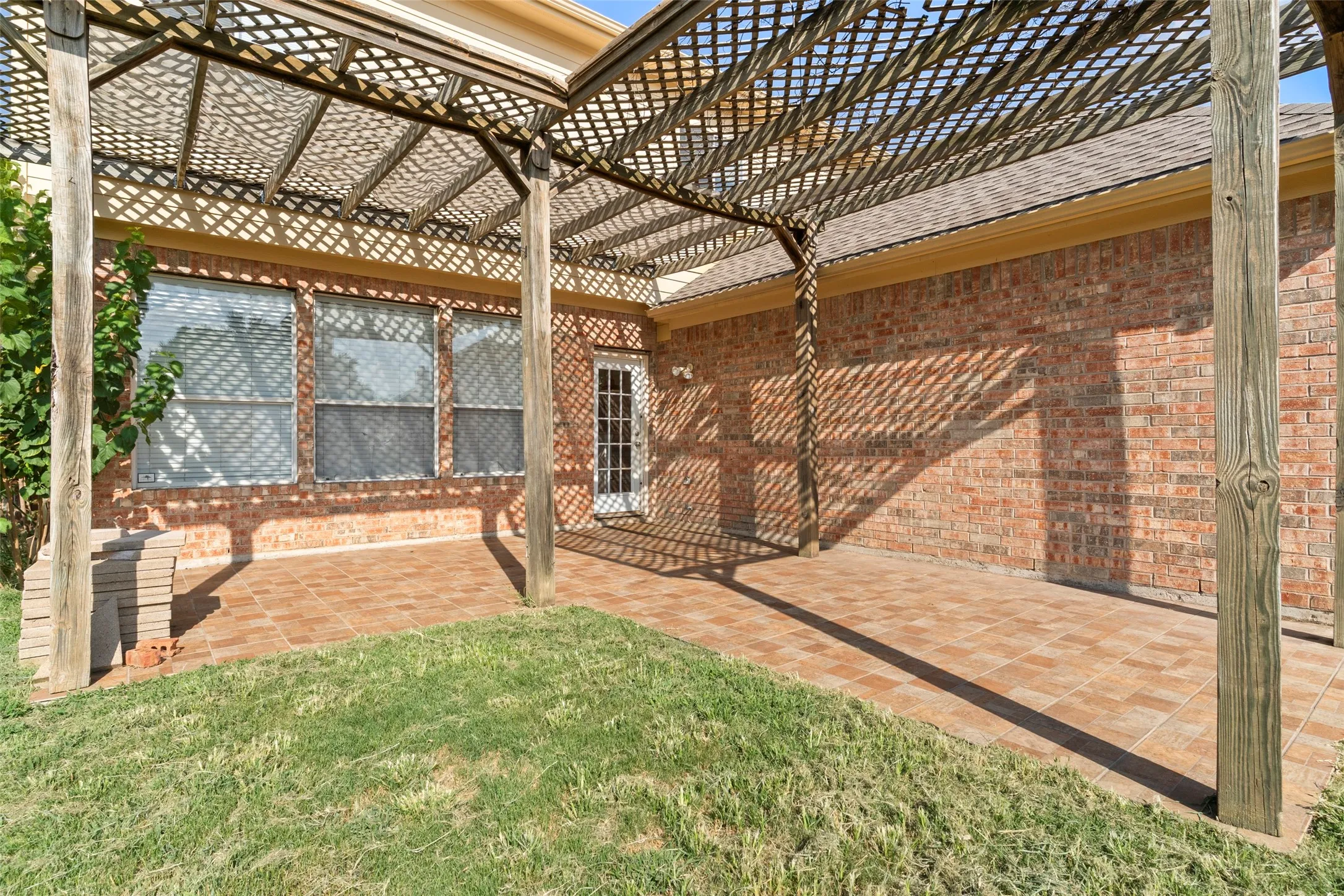 Single Family Residence For Sale in Denton County , 1184 Courtney Lane, Lewisville, Texas 75077, 4 Bedroom, 3 Bathroom, 2 Garage spaces, 2,059 Sqft, built in 1997, mls#21401961, Real Estate Agent in Lewisville, Homes For Sale in Denton county, Homes For Sale in Lewisville, Realtor in Lewisville Texas, Real Estate Brokerage Independent Realty Texas, Luminita Cordes Realtor