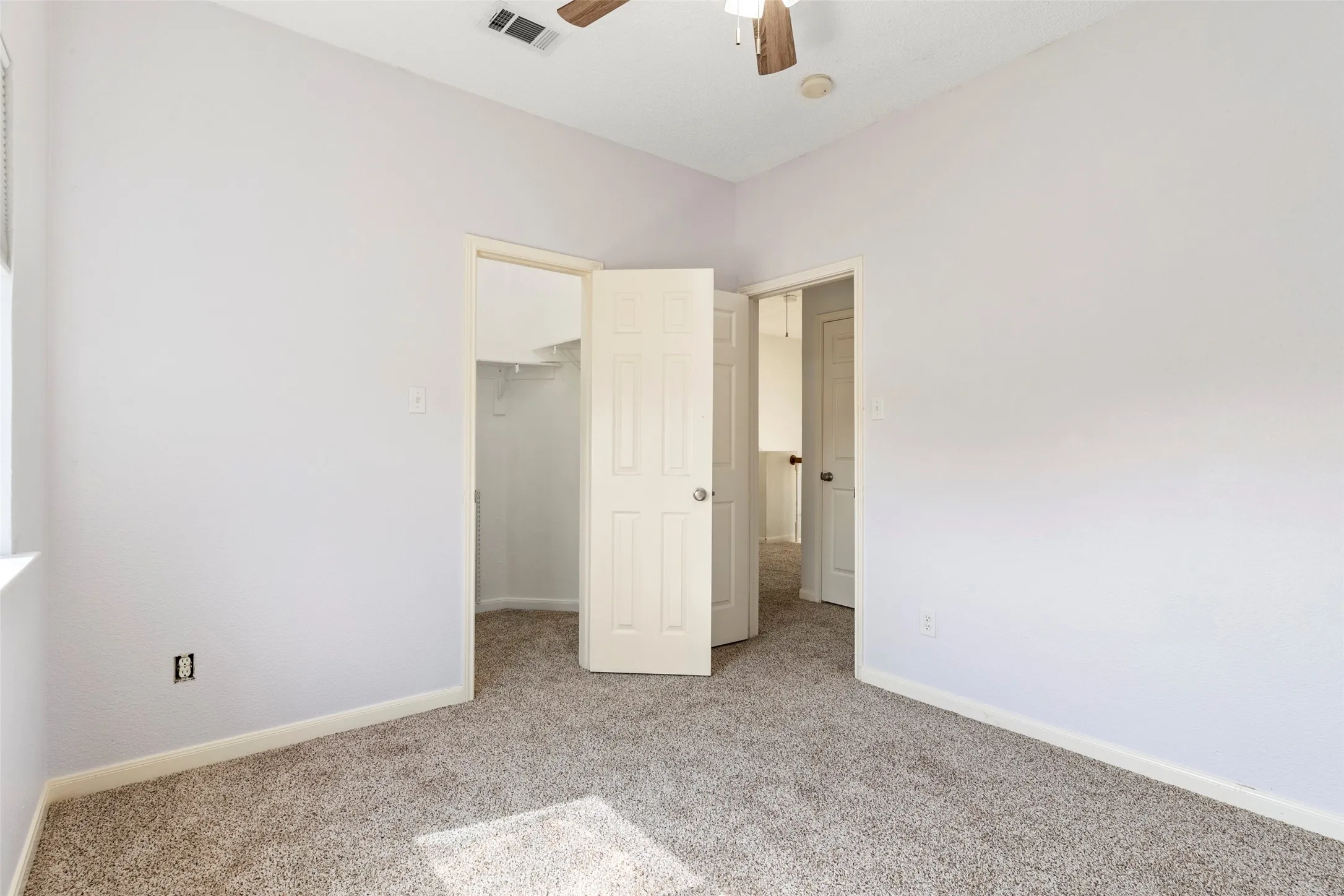 Single Family Residence For Sale in Denton County , 1184 Courtney Lane, Lewisville, Texas 75077, 4 Bedroom, 3 Bathroom, 2 Garage spaces, 2,059 Sqft, built in 1997, mls#21401961, Real Estate Agent in Lewisville, Homes For Sale in Denton county, Homes For Sale in Lewisville, Realtor in Lewisville Texas, Real Estate Brokerage Independent Realty Texas, Luminita Cordes Realtor