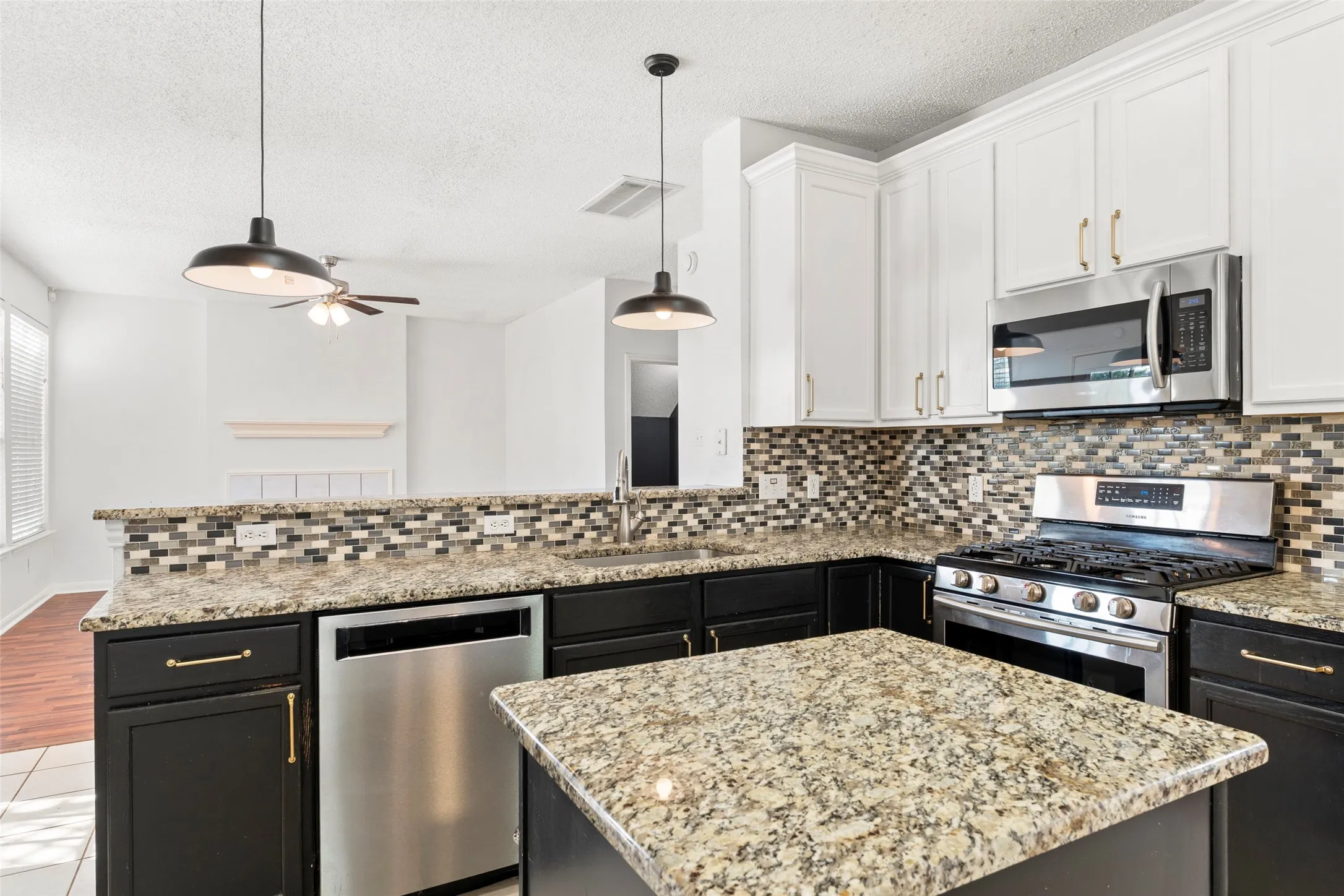 Single Family Residence For Sale in Denton County , 1184 Courtney Lane, Lewisville, Texas 75077, 4 Bedroom, 3 Bathroom, 2 Garage spaces, 2,059 Sqft, built in 1997, mls#21401961, Real Estate Agent in Lewisville, Homes For Sale in Denton county, Homes For Sale in Lewisville, Realtor in Lewisville Texas, Real Estate Brokerage Independent Realty Texas, Luminita Cordes Realtor