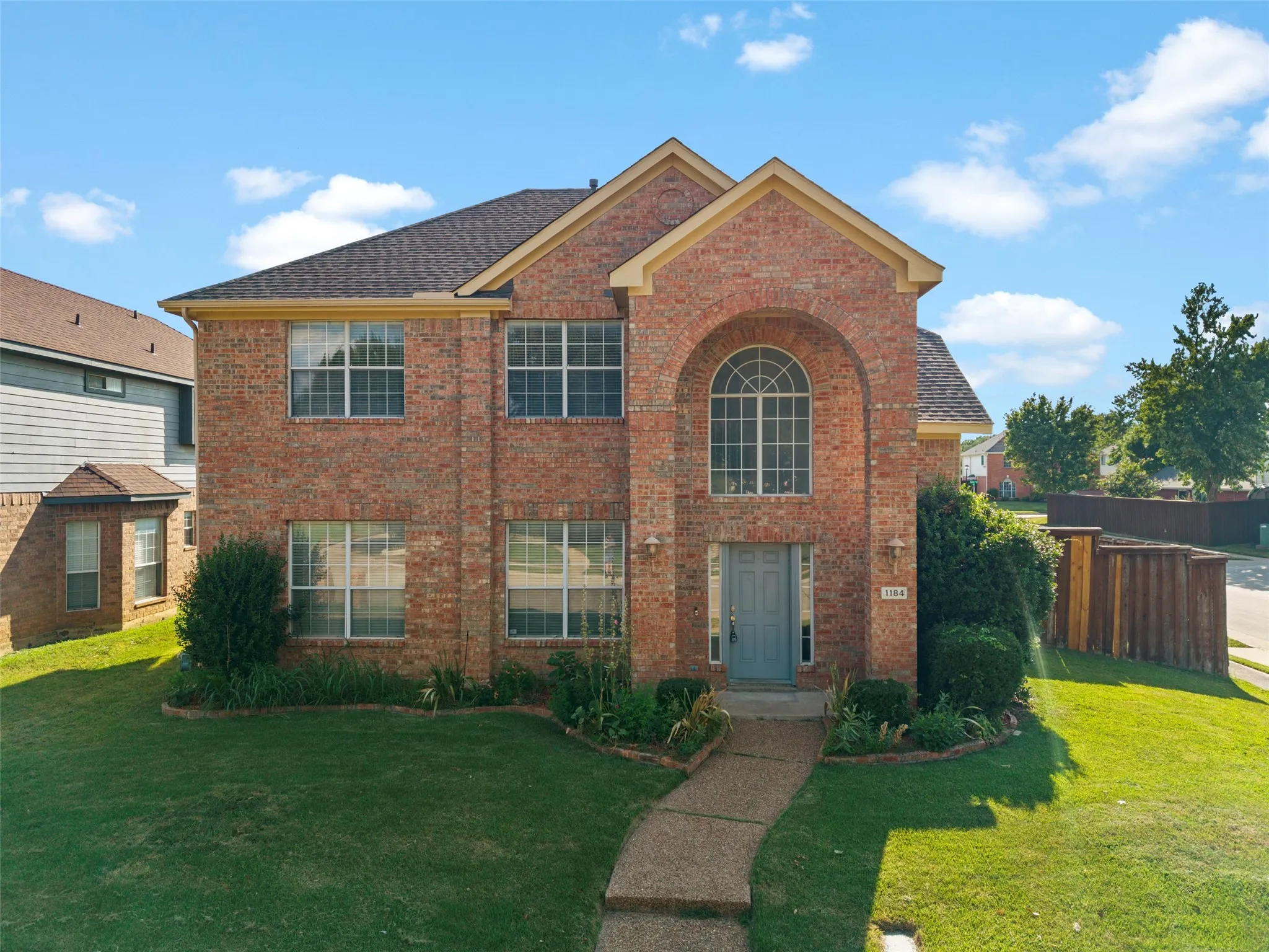Single Family Residence For Sale in Denton County , 1184 Courtney Lane, Lewisville, Texas 75077, 4 Bedroom, 3 Bathroom, 2 Garage spaces, 2,059 Sqft, built in 1997, mls#21401961, Real Estate Agent in Lewisville, Homes For Sale in Denton county, Homes For Sale in Lewisville, Realtor in Lewisville Texas, Real Estate Brokerage Independent Realty Texas, Luminita Cordes Realtor