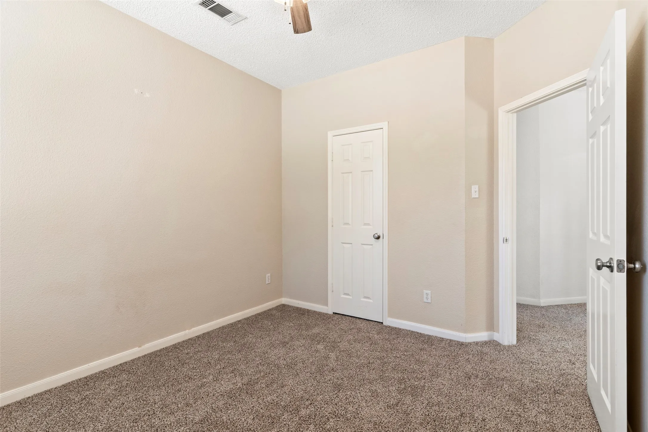 Single Family Residence For Sale in Denton County , 1184 Courtney Lane, Lewisville, Texas 75077, 4 Bedroom, 3 Bathroom, 2 Garage spaces, 2,059 Sqft, built in 1997, mls#21401961, Real Estate Agent in Lewisville, Homes For Sale in Denton county, Homes For Sale in Lewisville, Realtor in Lewisville Texas, Real Estate Brokerage Independent Realty Texas, Luminita Cordes Realtor