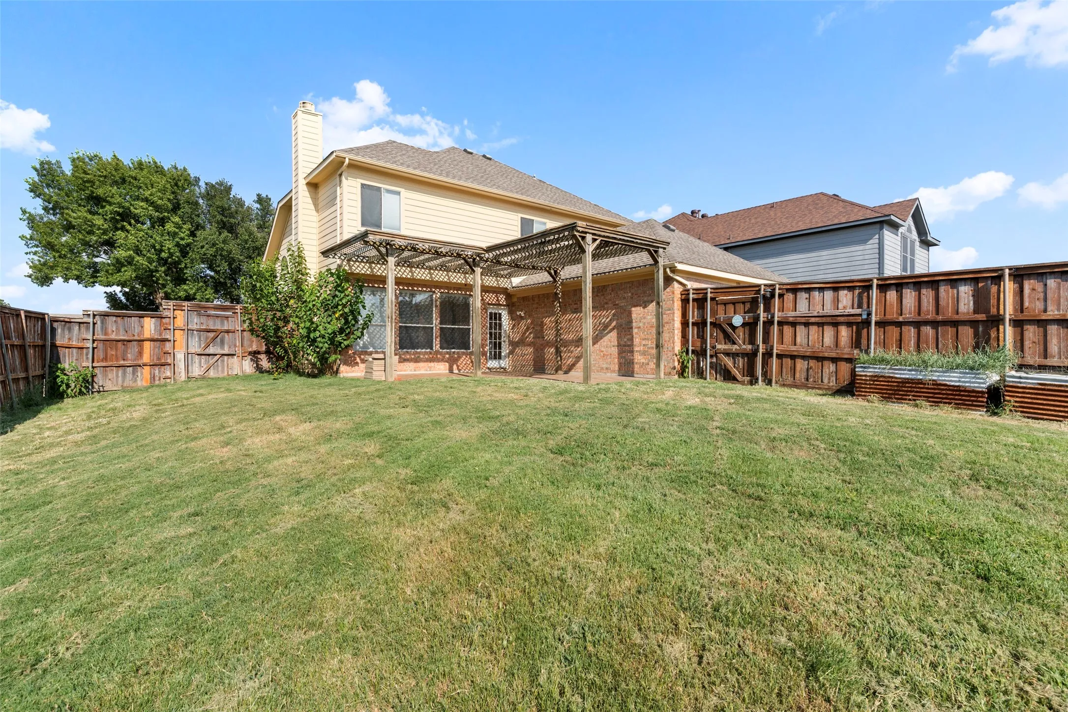 Single Family Residence For Sale in Denton County , 1184 Courtney Lane, Lewisville, Texas 75077, 4 Bedroom, 3 Bathroom, 2 Garage spaces, 2,059 Sqft, built in 1997, mls#21401961, Real Estate Agent in Lewisville, Homes For Sale in Denton county, Homes For Sale in Lewisville, Realtor in Lewisville Texas, Real Estate Brokerage Independent Realty Texas, Luminita Cordes Realtor