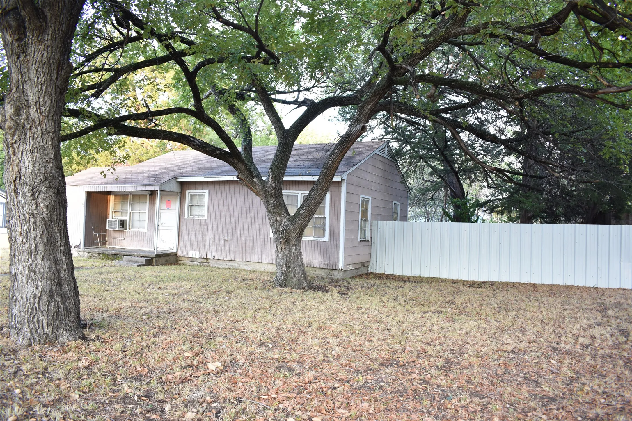 Single Family Residence For Sale in Dallas County , 1802 Cottonwood Road, Carrollton, Texas 75006, 2 Bedroom, 1 Bathroom, Garage spaces, 908 Sqft, built in 1947, mls#21402366, Real Estate Agent in Carrollton, Homes For Sale in Dallas county, Homes For Sale in Carrollton, Realtor in Carrollton Texas, Real Estate Brokerage Independent Realty Texas, Luminita Cordes Realtor